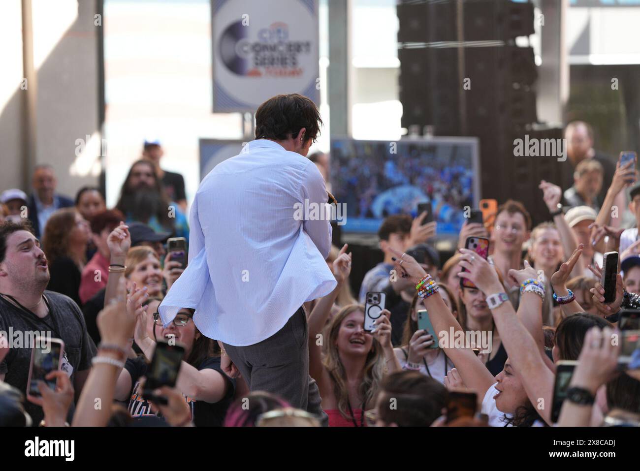 24 mai 2024, New York, New York : (NOUVEAU) Wallows Electrifie Rockefeller Plaza avec Morning performance on the Today Show. 24 mai 2024, New York, USA : Wallows est un groupe de rock alternatif américain connu pour son son énergique et mélodique. Formé à Los Angeles, le groupe se compose de Dylan Minnette (chant, guitare), connu pour son rôle d'acteur dans 13 Reasons Why ; Braeden Lemasters (chant, guitare), également acteur dans des spectacles comme Men of a certain Age ; et Cole Preston (batterie). Ils ont gagné en popularité avec des hits comme ''vous ennuyez-vous encore?'' et sont devenus connus pour leur performance live dynamique Banque D'Images