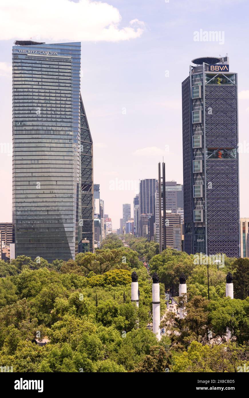 Horizon de Mexico ; vue sur les gratte-ciel et l'architecture moderne le long du Paseo de la Reforma sous le soleil d'été, Mexico, Mexique. Vue sur Mexico. Banque D'Images