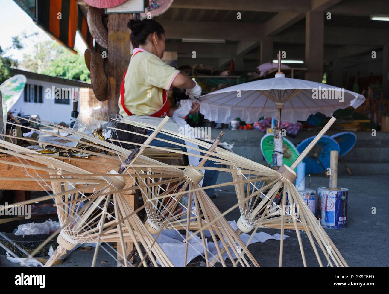 La Thaïlande, Chiang Mai Thai, parapluies parapluie dans une usine de construction Banque D'Images La Thaïlande, Chiang Mai Thai, parapluies parapluie dans une usine de construction Banque D'Images