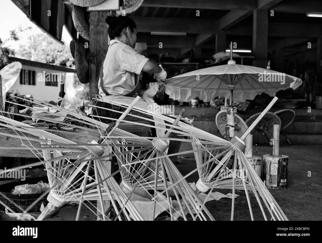 La Thaïlande, Chiang Mai Thai, parapluies parapluie dans une usine de construction Banque D'Images La Thaïlande, Chiang Mai Thai, parapluies parapluie dans une usine de construction Banque D'Images