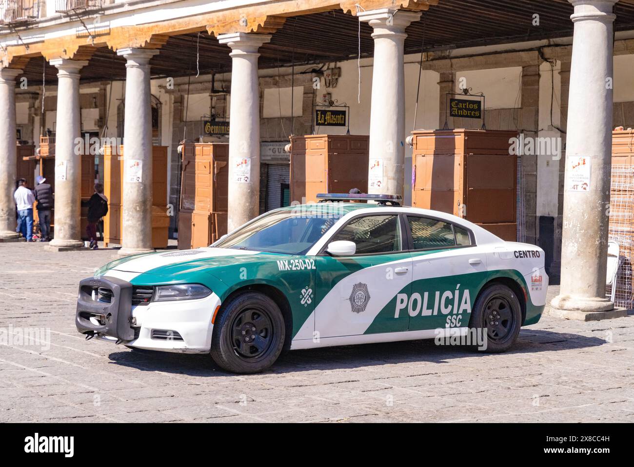 Police mexicaine. Une voiture de la police de Mexico garée sur la place Saint-Domingue ; Mexico Law and Order. Services publics de police mexicaine chargés de l'application de la loi. Banque D'Images