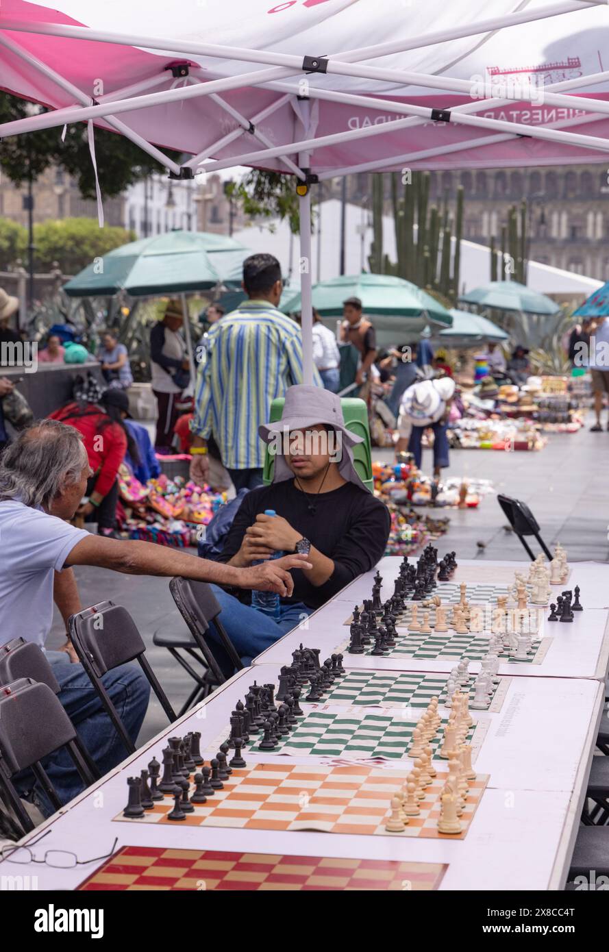 Les gens jouant aux échecs à l'extérieur, scène de rue de Mexico City ; Mexico City Center, Mexico City, Mexique Banque D'Images
