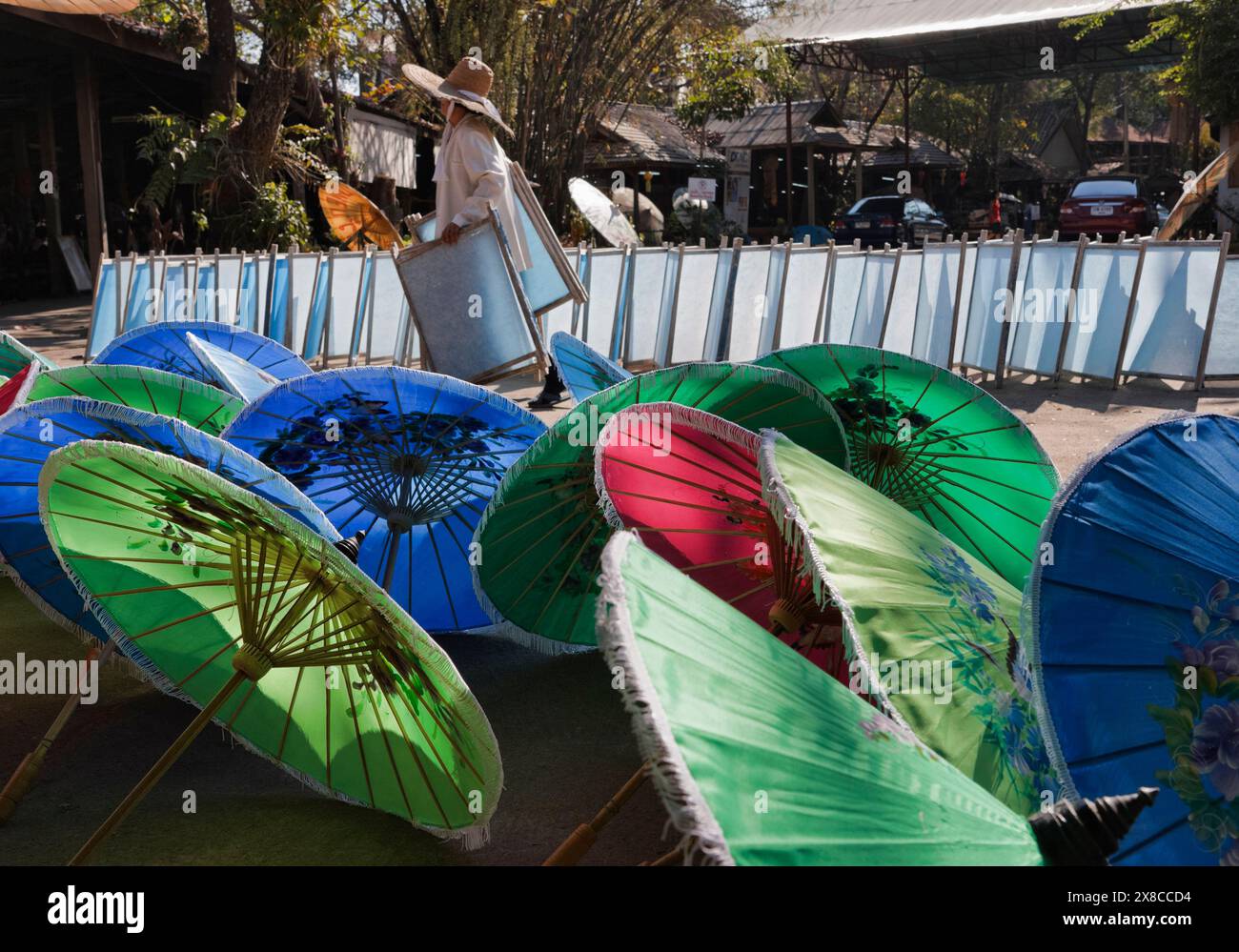 La Thaïlande, Chiang Mai Thai, parasols pour vendre à un organisme-cadre factory Banque D'Images La Thaïlande, Chiang Mai Thai, parasols pour vendre à un organisme-cadre factory Banque D'Images
