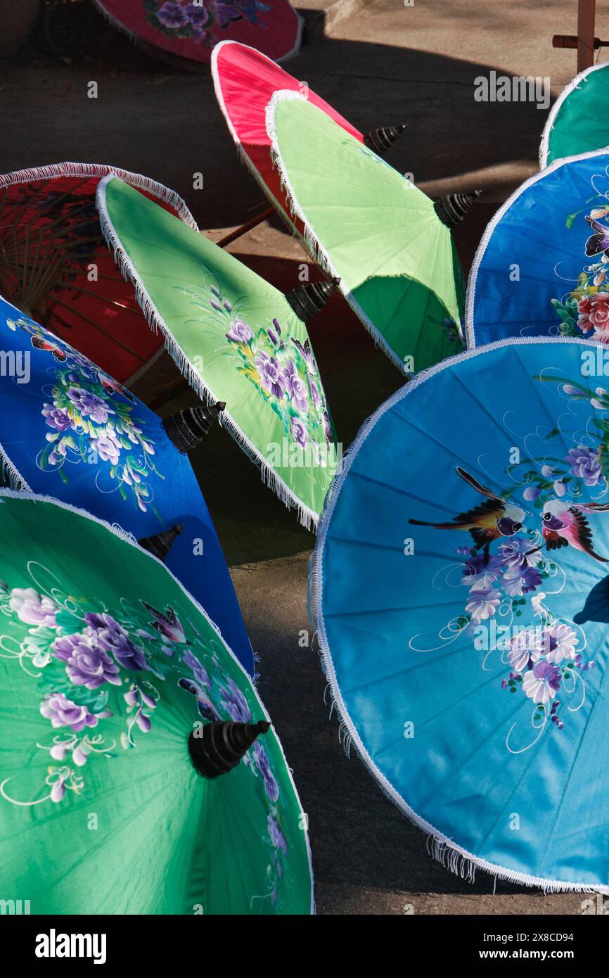 La Thaïlande, Chiang Mai Thai, parasols pour vendre à un organisme-cadre factory Banque D'Images La Thaïlande, Chiang Mai Thai, parasols pour vendre à un organisme-cadre factory Banque D'Images