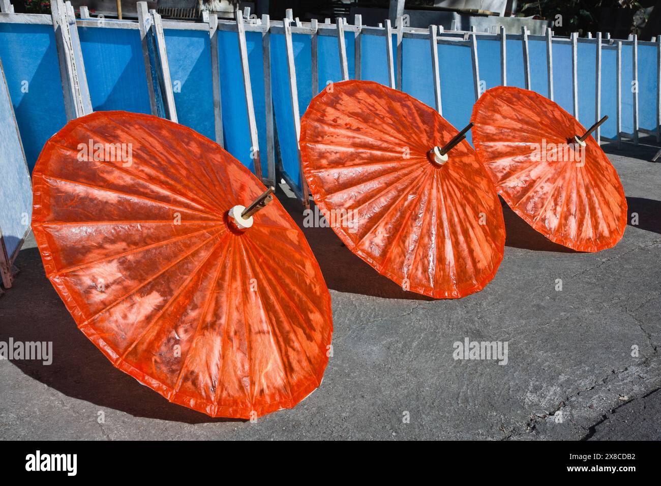 La Thaïlande, Chiang Mai Thai, parasols pour vendre à un organisme-cadre factory Banque D'Images La Thaïlande, Chiang Mai Thai, parasols pour vendre à un organisme-cadre factory Banque D'Images