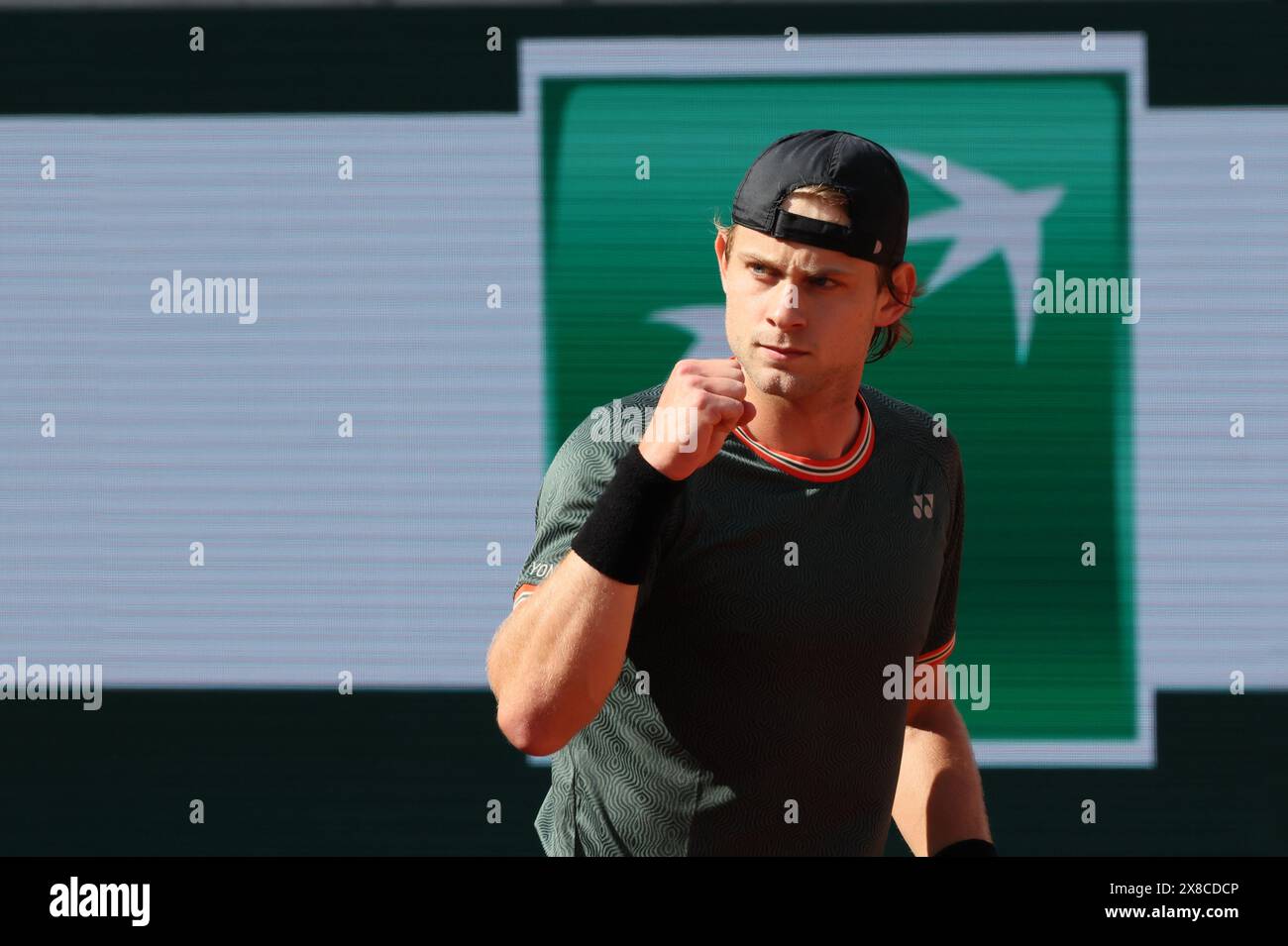 Paris, France. 24 mai 2024. Le belge Zizou Bergs réagit lors d'un troisième tour du match qualificatif entre le belge Bergs et le Français Bourghe, lors de l'Open de France de Roland Garros, à Paris, le vendredi 24 mai 2024. Le tournoi de cette année se déroule du 26 mai au 09 juin. BELGA PHOTO BENOIT DOPPAGNE crédit : Belga News Agency/Alamy Live News Banque D'Images