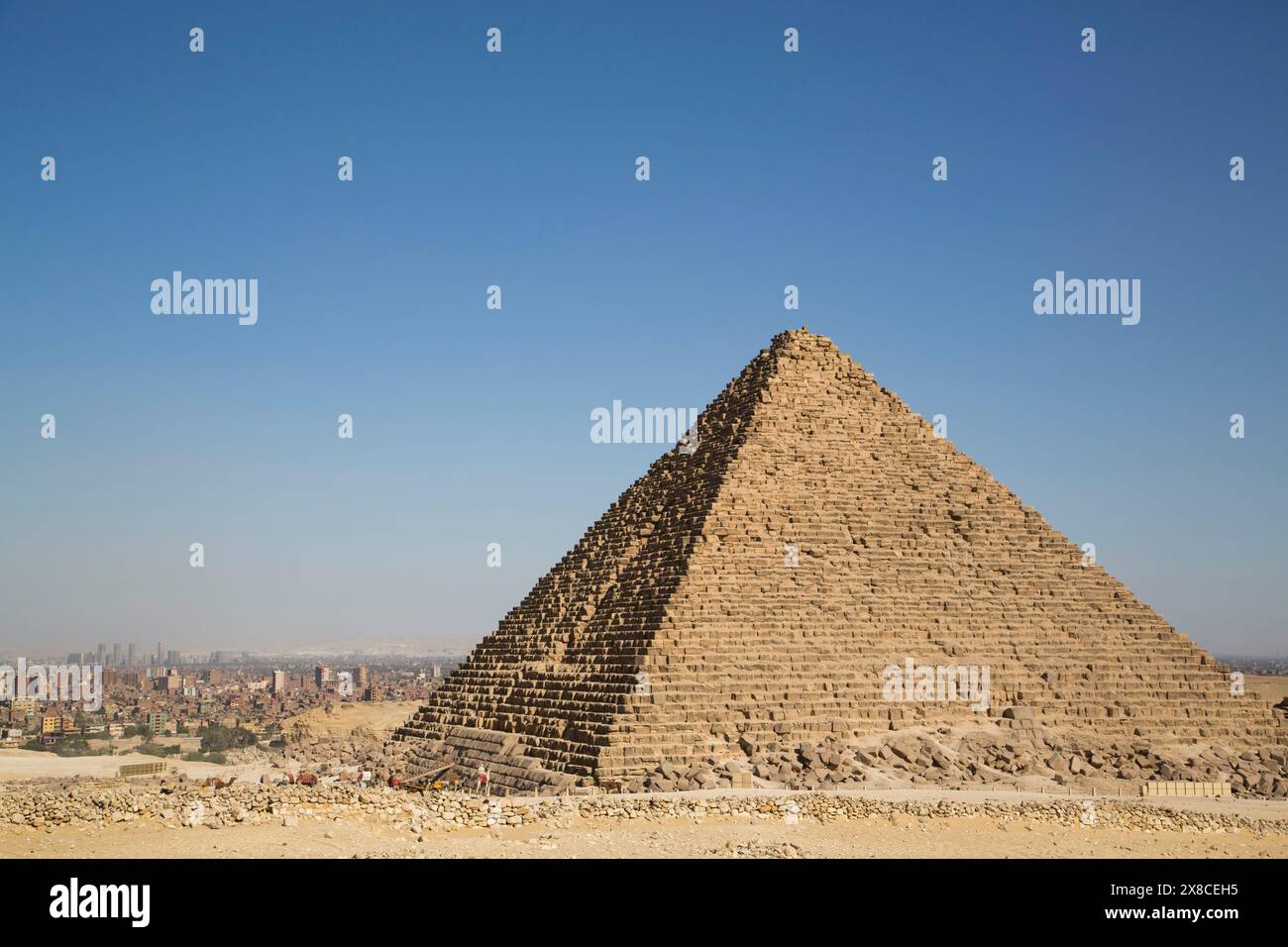 La pyramide de Mykérinos avec en arrière-plan du Caire, les pyramides de Gizeh, Giza, Egypte Banque D'Images
