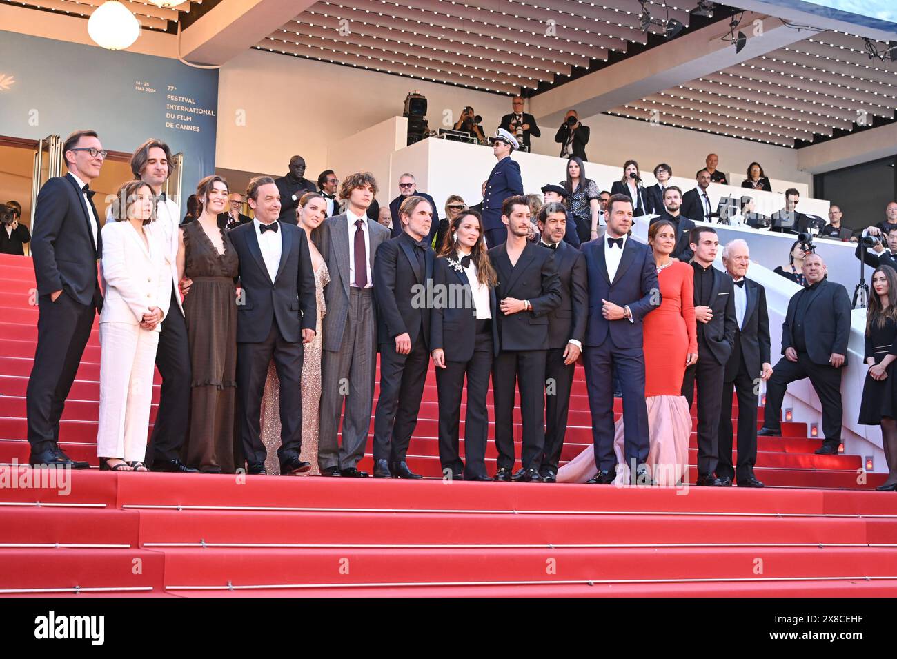 L'équipe de tournage du Comte de Monte-Cristo : Alexandre de la Patellière, Marie Narbonne, Dimitri Rassam, Anamaria Vartolmei, Patrick mille, Adèle Simphal, Vassili Schneider, Matthieu Delaporte, Anaïs Demoustier (dans Hedi Slimane), Pierre Niney (dans Gucci), Pierfrancesco Favino, Laurent Lafitte, Julie de Bona (dans Rochas Paris), Julien de Saint-Jean, Jérôme Seydoux 'le Comte de Monte-Cristo' ('le Comte de Monte-Cristo') projection du Festival de Cannes le 22 mai 77e Festival de Cannes 2024 crédit : Jacky Godard/Photo12 Banque D'Images