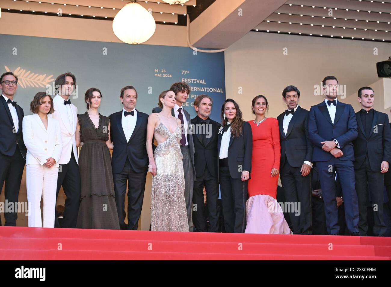 L'équipe de tournage du Comte de Monte-Cristo : Alexandre de la Patellière, Marie Narbonne, Dimitri Rassam, Anamaria Vartolmei, Patrick mille, Adèle Simphal, Vassili Schneider, Matthieu Delaporte, Anaïs Demoustier (dans Hedi Slimane), Pierre Niney (dans Gucci), Pierfrancesco Favino, Laurent Lafitte, Julie de Bona (dans Rochas Paris), Julien de Saint-Jean 'le Comte de Monte-Cristo' ('le Comte de Monte-Cristo') projection 77 du Festival de Cannes le 22 mai 2024 crédit : Jacky Godard/Photo12 Banque D'Images