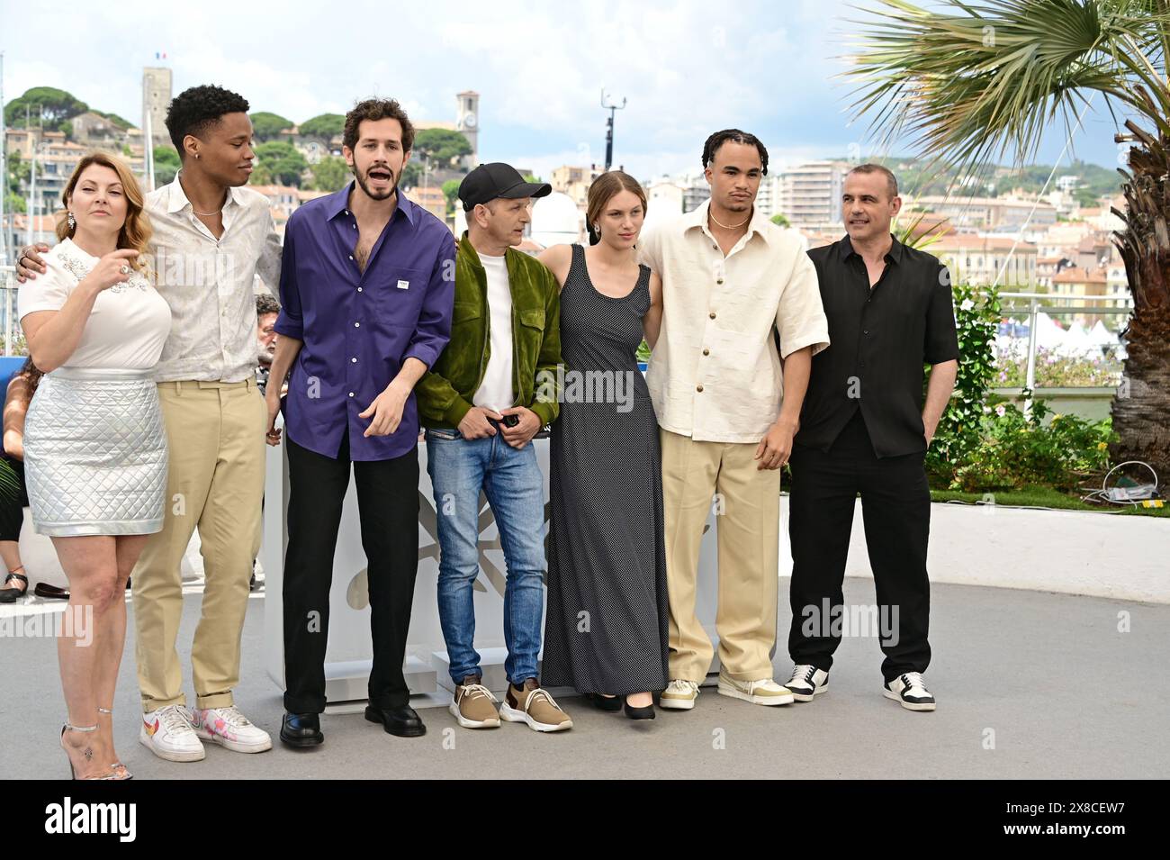 Sophie Guillemin, Noah Deric, Victor Belmondo, Gaël Morel, Lou Lampros, Theo Christine, Stéphane Rideau Photocall du film 'vivre, mourir, renaître' ('vivre, mourir, vivre à nouveau') 77e Festival de Cannes 23 mai 2024 crédit:Jacky Godard/Photo12 Banque D'Images