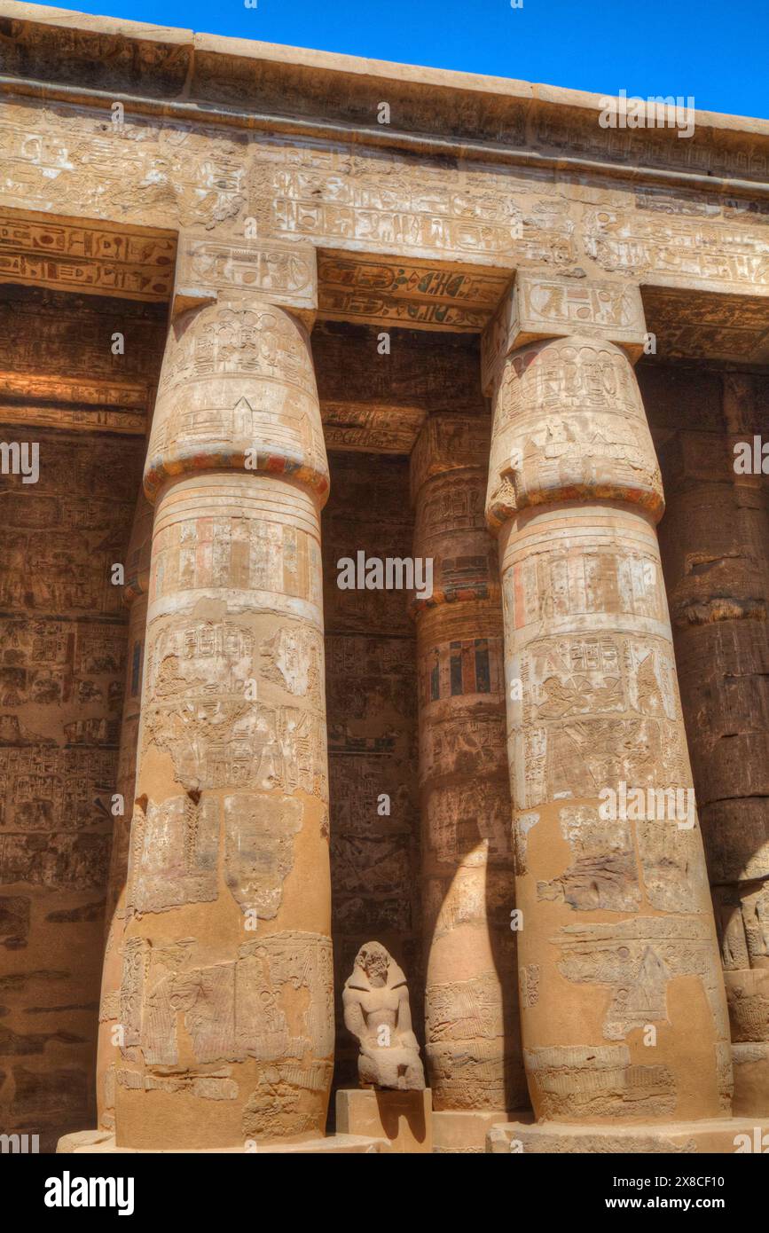 Colonnes de la salle hypostyle du Temple de Karnak, Louxor, Égypte, Banque D'Images