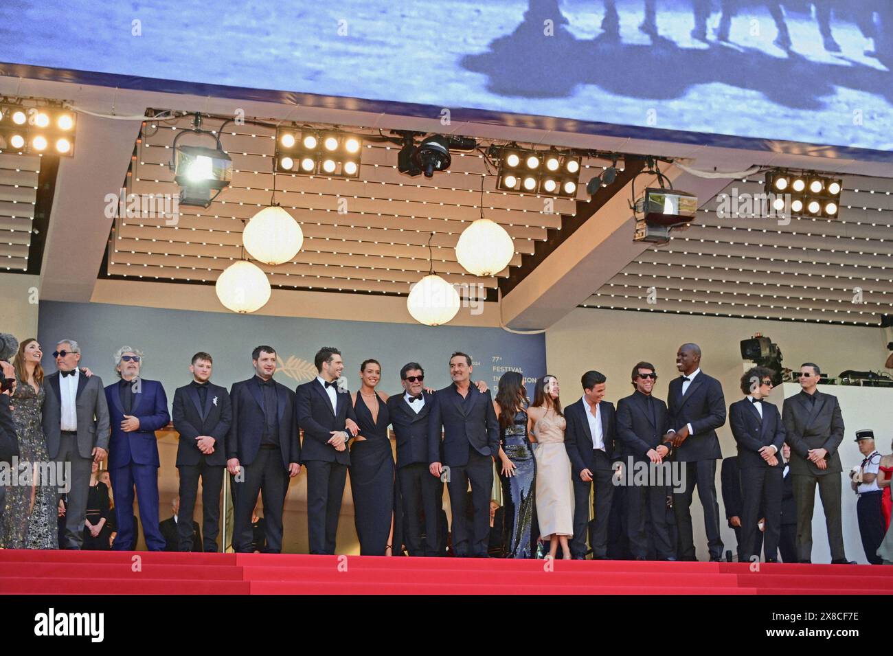 Audrey Diwan, Ahmed Hamidi, Alain Chabat, Anthony Bajon, Karim Laklou, François civil, Adèle Exarchopoulos (dans Gucci), Alain Attal, Gilles Lellouche (dans Prada), Élodie Bouchez, Mallory Wanecque, Malik Frikah, Hugo Selignac, Jean-Pascal Zadi, Vincent Lacoste, Raphaël Quenard. 'L'amour ouf' ('Beating Hearts') Festival de Cannes projection du 77e Festival de Cannes 23 mai 2024 crédit:Jacky Godard/Photo12 Banque D'Images