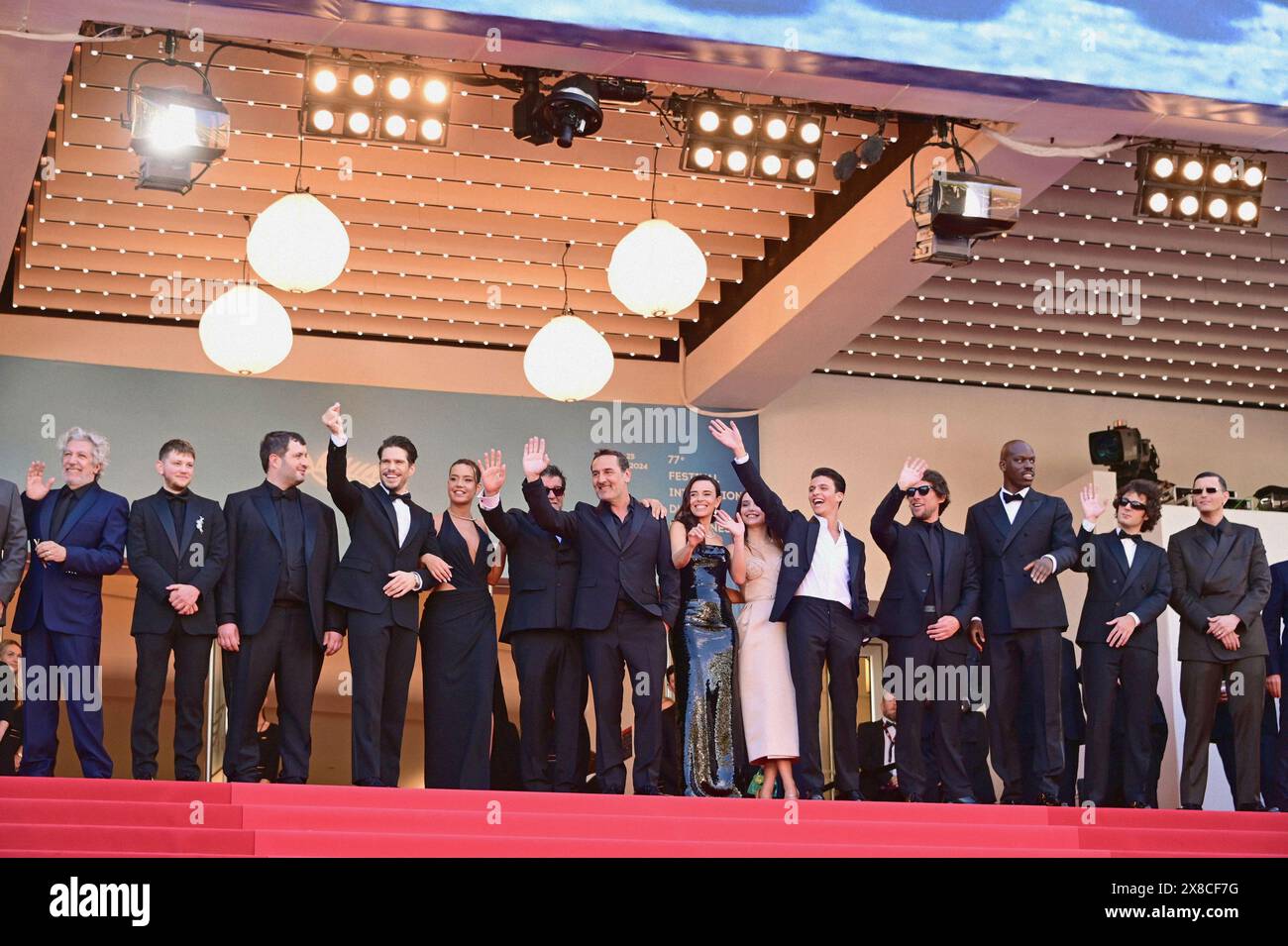 Alain Chabat, Anthony Bajon, Karim Laklou, François civil, Adèle Exarchopoulos (dans Gucci), Alain Attal, Gilles Lellouche (dans Prada), Élodie Bouchez, Mallory Wanecque, Malik Frikah, Hugo Selignac, Jean-Pascal Zadi, Vincent Lacoste, Raphaël Quenard. 'L'amour ouf' ('Beating Hearts') Festival de Cannes projection du 77e Festival de Cannes 23 mai 2024 crédit:Jacky Godard/Photo12 Banque D'Images