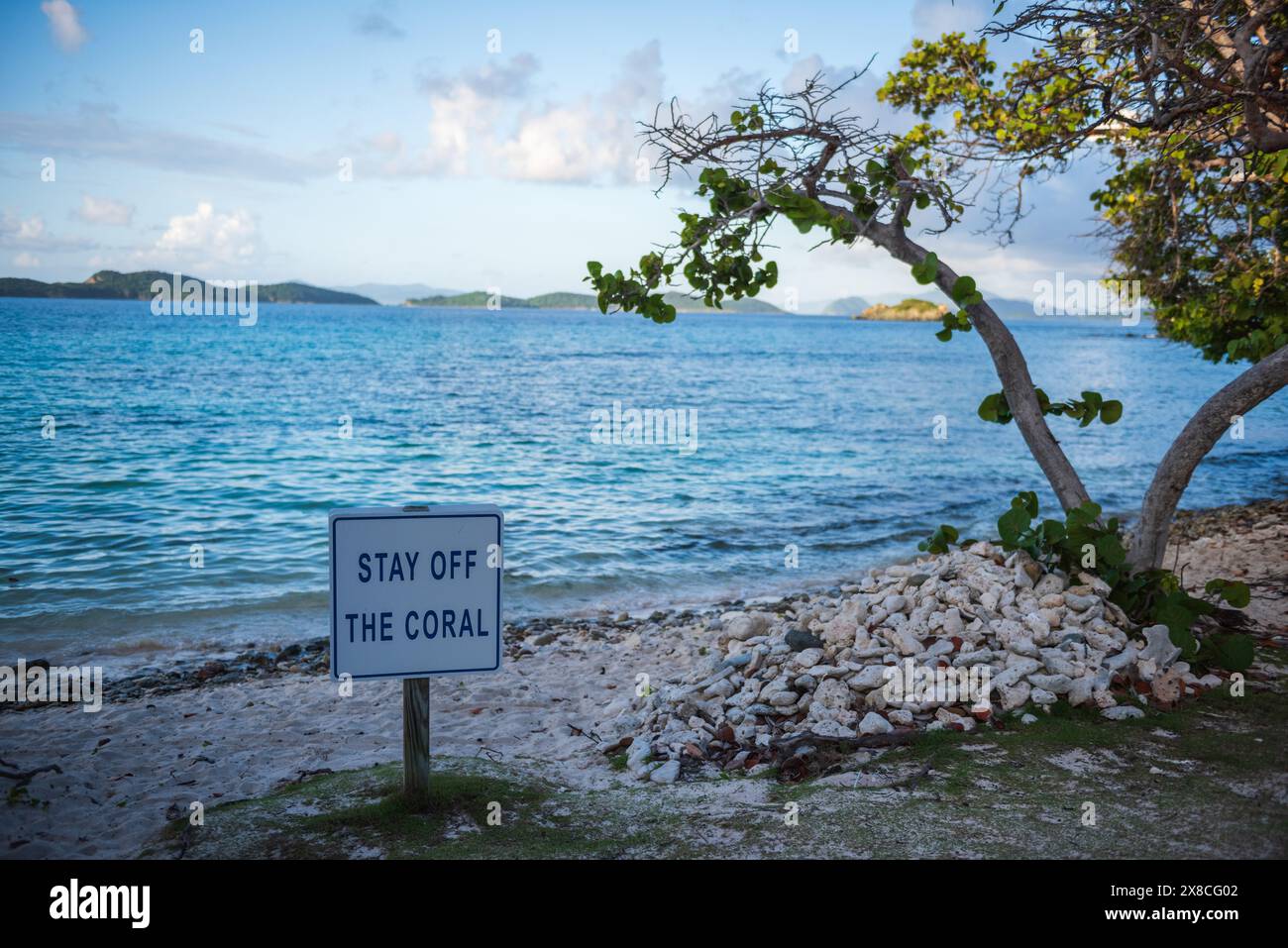 Panneau blanc et bleu pour « Stay Off the Coral » à Sapphire Beach. Banque D'Images