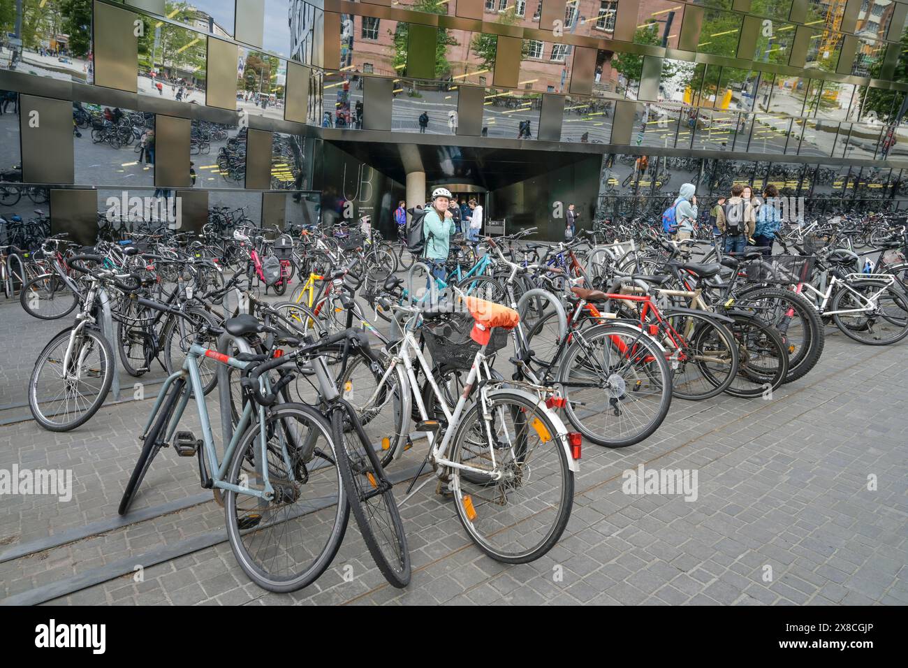 Fahrräder, Parkplatz, Studenten, Universitätsbibliothek, Albert-Ludwigs-Universität, Platz der Universität, Freiburg im Breisgau, Bade-Württemberg, d Banque D'Images