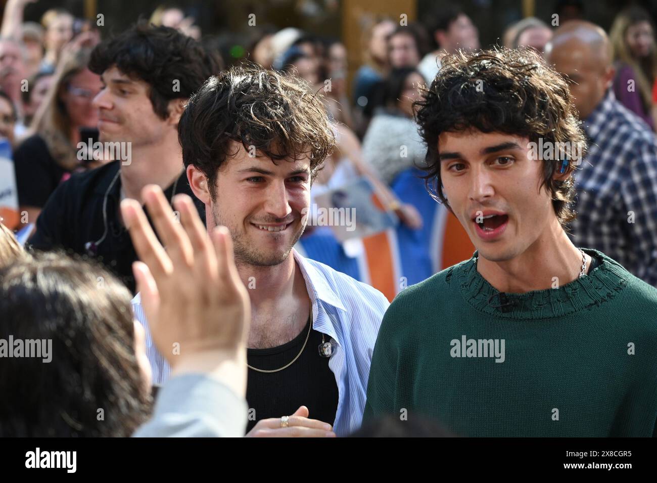 New York, États-Unis. 24 mai 2024. (G-d) Braeden remasters, Dylan Minnette et Cole Preston des 'Wallows' sur l'émission 'Today' de NBC au Rockefeller Plaza, New York, NY, le 24 mai 2024. (Photo par Anthony Behar/Sipa USA) crédit : Sipa USA/Alamy Live News Banque D'Images