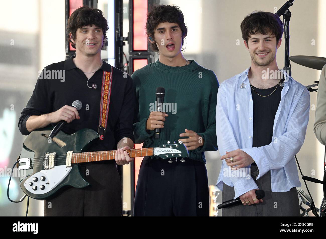 New York, États-Unis. 24 mai 2024. Braeden Remaster, Cole Preston et Dylan Minnette de The Wallows sur l'émission Today de NBC au Rockefeller Plaza, New York, NY, le 24 mai 2024. (Photo par Anthony Behar/Sipa USA) crédit : Sipa USA/Alamy Live News Banque D'Images