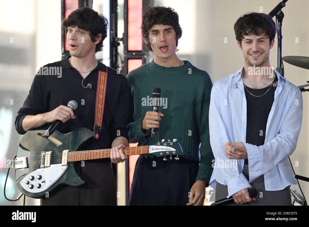 New York, États-Unis. 24 mai 2024. Braeden Remaster, Cole Preston et Dylan Minnette de The Wallows sur l'émission Today de NBC au Rockefeller Plaza, New York, NY, le 24 mai 2024. (Photo par Anthony Behar/Sipa USA) crédit : Sipa USA/Alamy Live News Banque D'Images