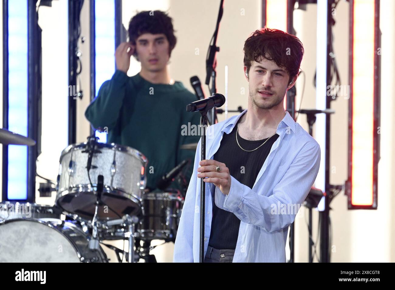 New York, États-Unis. 24 mai 2024. (G-d) Cole Preston et Dylan Minnette de The Wallows se produisent sur l'émission Today de NBC au Rockefeller Plaza, New York, NY, le 24 mai 2024. (Photo par Anthony Behar/Sipa USA) crédit : Sipa USA/Alamy Live News Banque D'Images