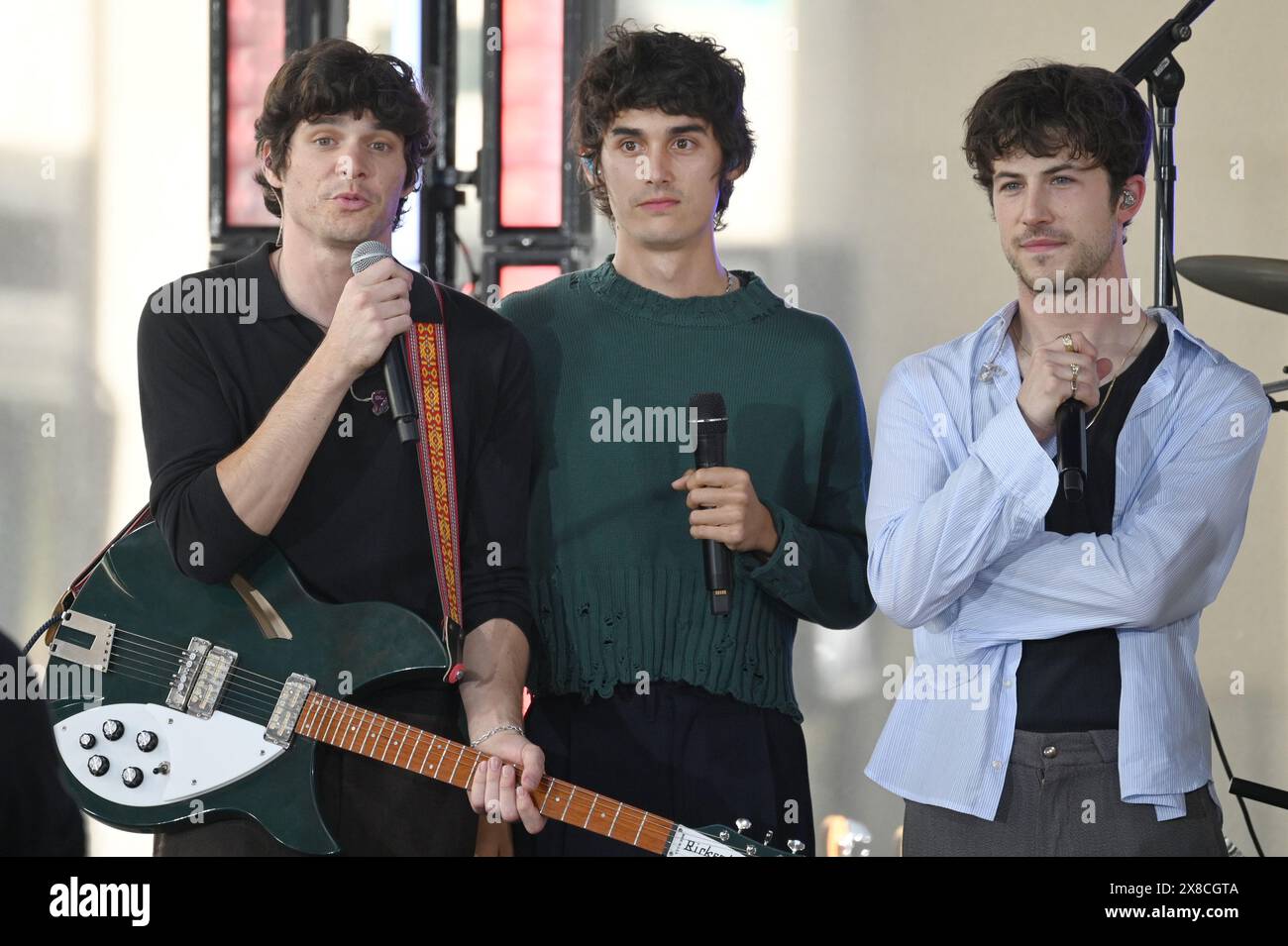 New York, États-Unis. 24 mai 2024. Braeden Remaster, Cole Preston et Dylan Minnette de The Wallows sur l'émission Today de NBC au Rockefeller Plaza, New York, NY, le 24 mai 2024. (Photo par Anthony Behar/Sipa USA) crédit : Sipa USA/Alamy Live News Banque D'Images