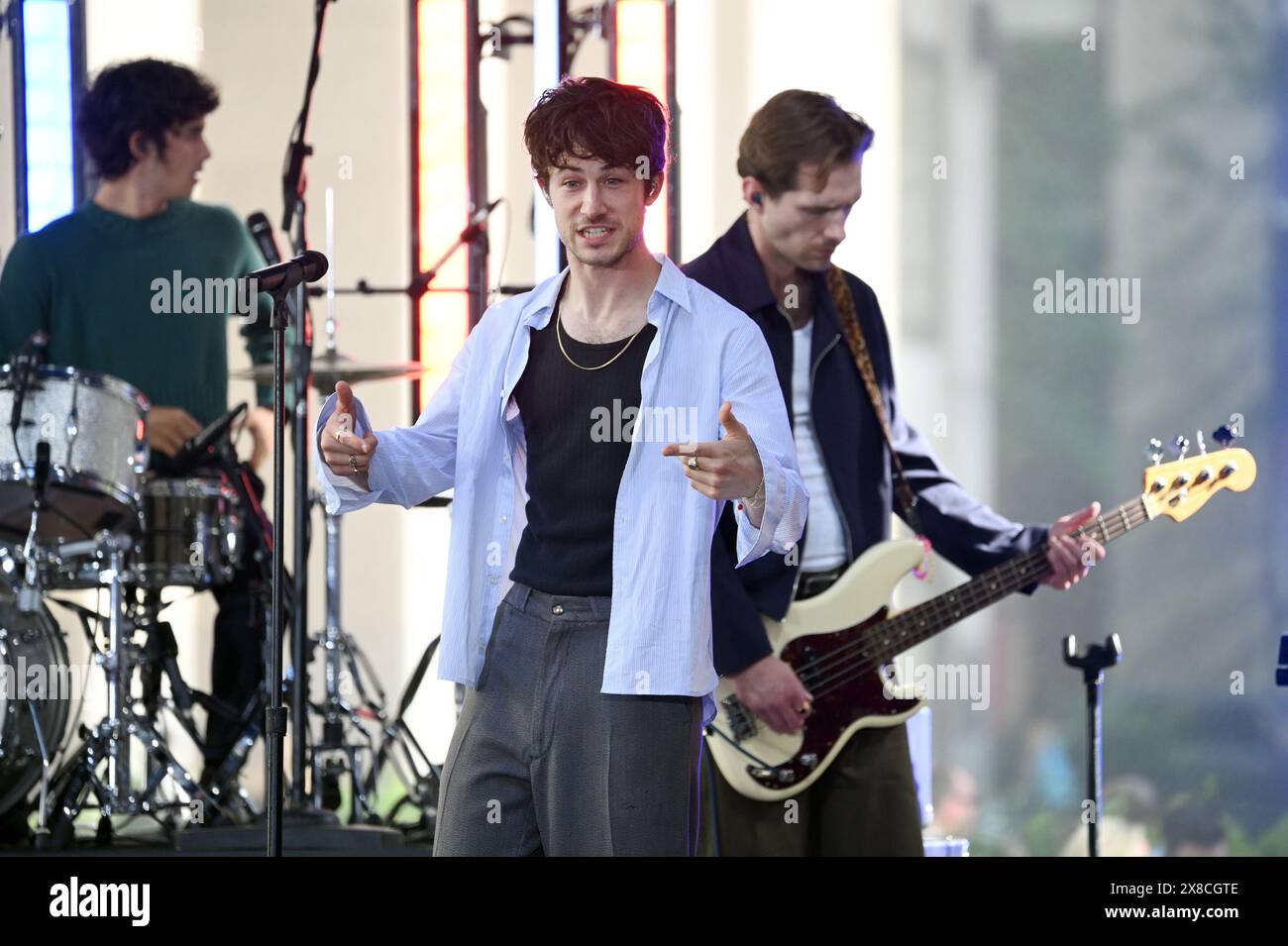 New York, États-Unis. 24 mai 2024. (G-d) Cole Preston et Dylan Minnette de The Wallows se produisent sur l'émission Today de NBC au Rockefeller Plaza, New York, NY, le 24 mai 2024. (Photo par Anthony Behar/Sipa USA) crédit : Sipa USA/Alamy Live News Banque D'Images