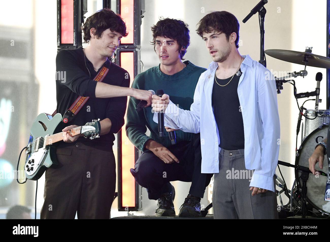 New York, États-Unis. 24 mai 2024. Braeden Remaster, Cole Preston et Dylan Minnette de The Wallows sur l'émission Today de NBC au Rockefeller Plaza, New York, NY, le 24 mai 2024. (Photo par Anthony Behar/Sipa USA) crédit : Sipa USA/Alamy Live News Banque D'Images