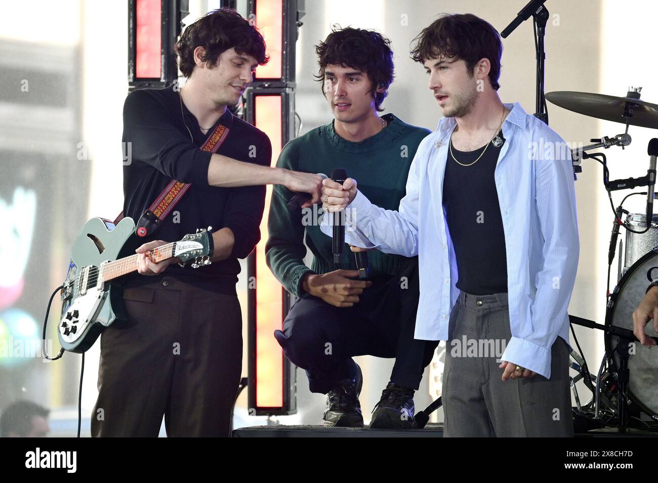 New York, États-Unis. 24 mai 2024. Braeden Remaster, Cole Preston et Dylan Minnette de The Wallows sur l'émission Today de NBC au Rockefeller Plaza, New York, NY, le 24 mai 2024. (Photo par Anthony Behar/Sipa USA) crédit : Sipa USA/Alamy Live News Banque D'Images