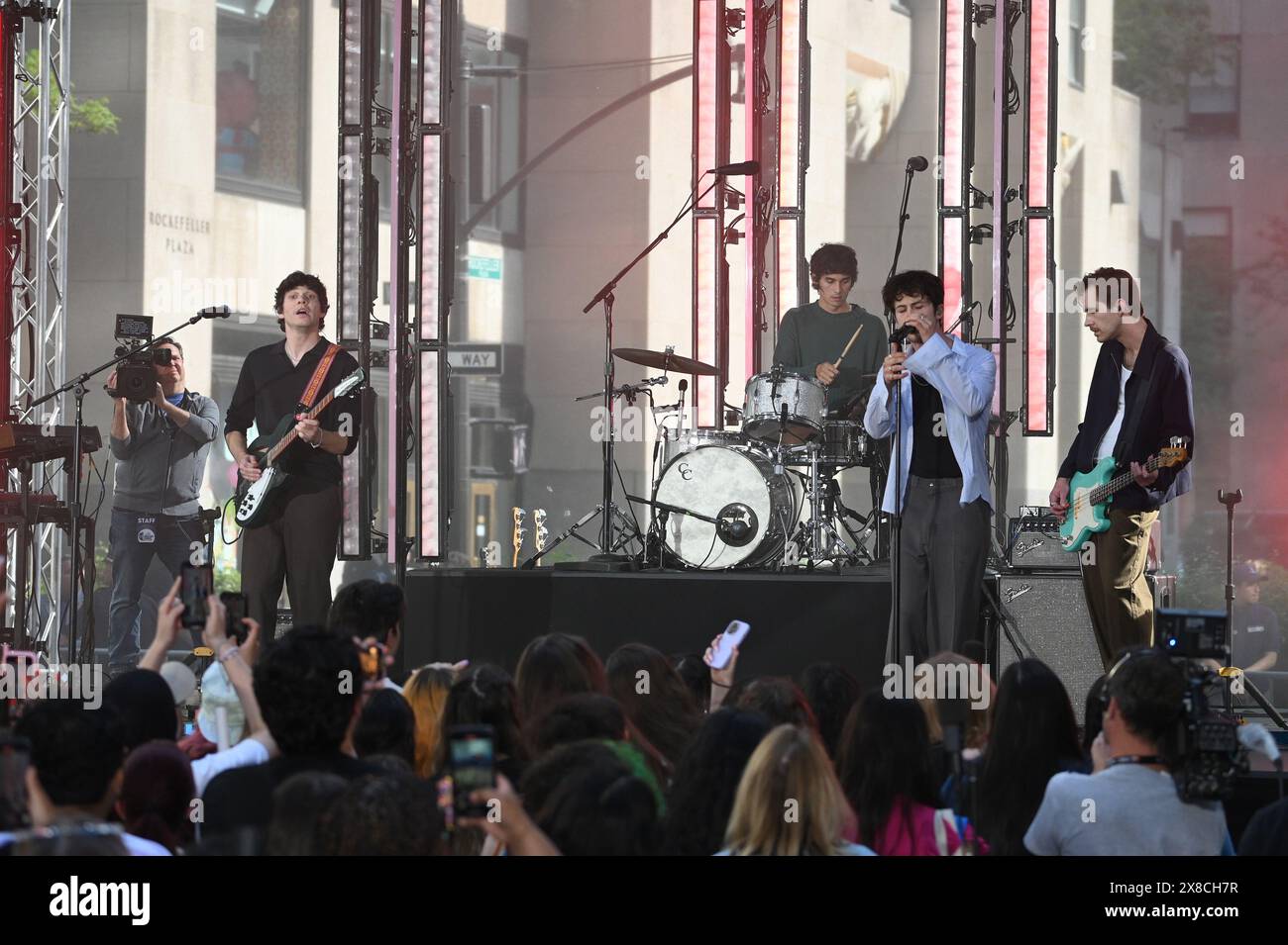 New York, États-Unis. 24 mai 2024. (G-d) Braeden Remasters, Dylan Minnette et Cole Preston de The Wallows se produisent sur le spectacle Today de NBC au Rockefeller Plaza, New York, NY, le 24 mai 2024. (Photo par Anthony Behar/Sipa USA) crédit : Sipa USA/Alamy Live News Banque D'Images