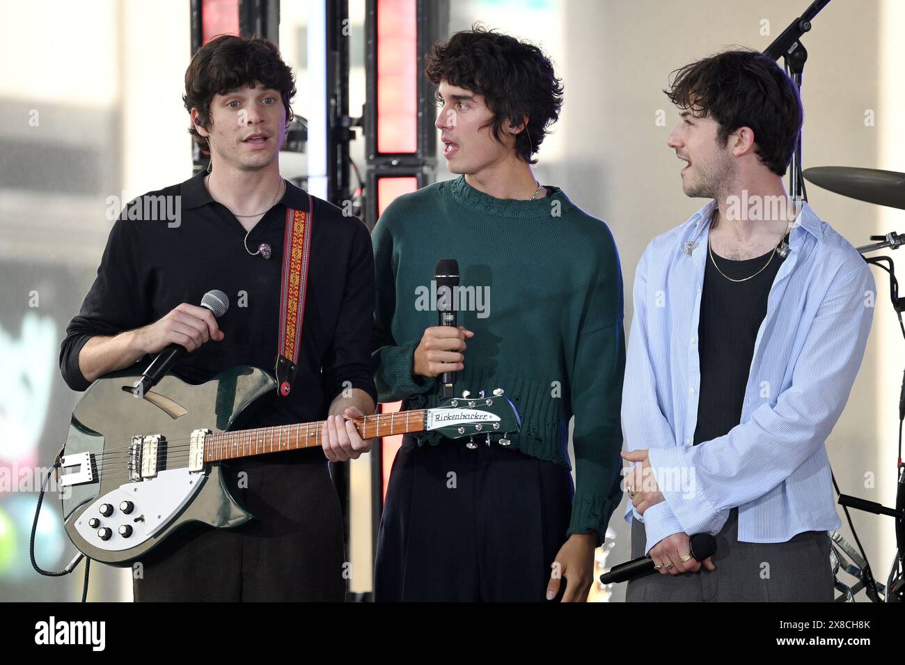 New York, États-Unis. 24 mai 2024. Braeden Remaster, Cole Preston et Dylan Minnette de The Wallows sur l'émission Today de NBC au Rockefeller Plaza, New York, NY, le 24 mai 2024. (Photo par Anthony Behar/Sipa USA) crédit : Sipa USA/Alamy Live News Banque D'Images
