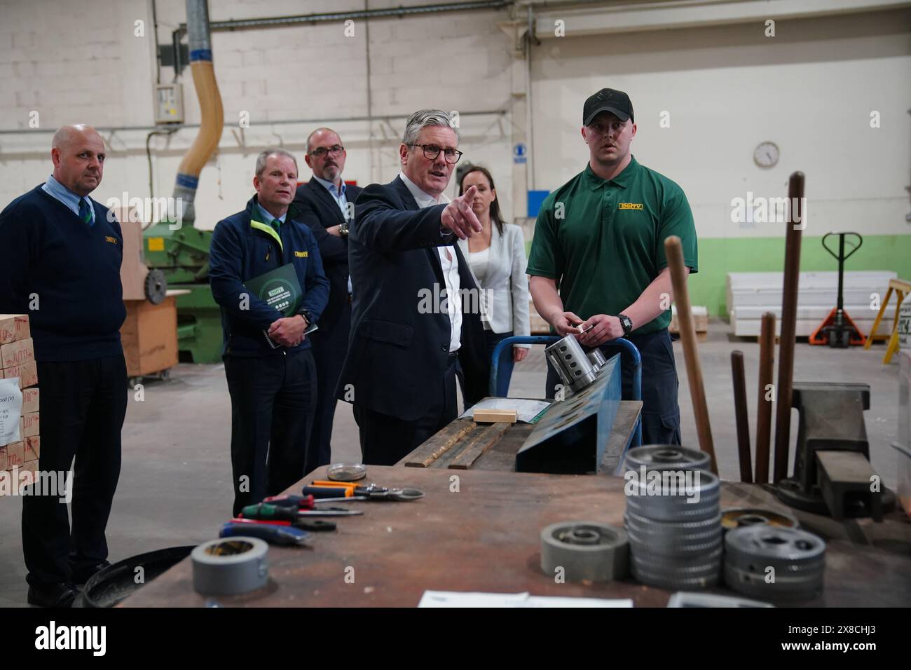 Le chef travailliste Sir Keir Starmer lors d'une visite chez C&W Berry's Builders Merchants, dans le Lancashire, alors qu'il expose les plans de son parti pour créer des emplois par le biais du Plan de prospérité verte du Labour, alors qu'il est sur la piste de la campagne électorale générale. Date de la photo : vendredi 24 mai 2024. Banque D'Images