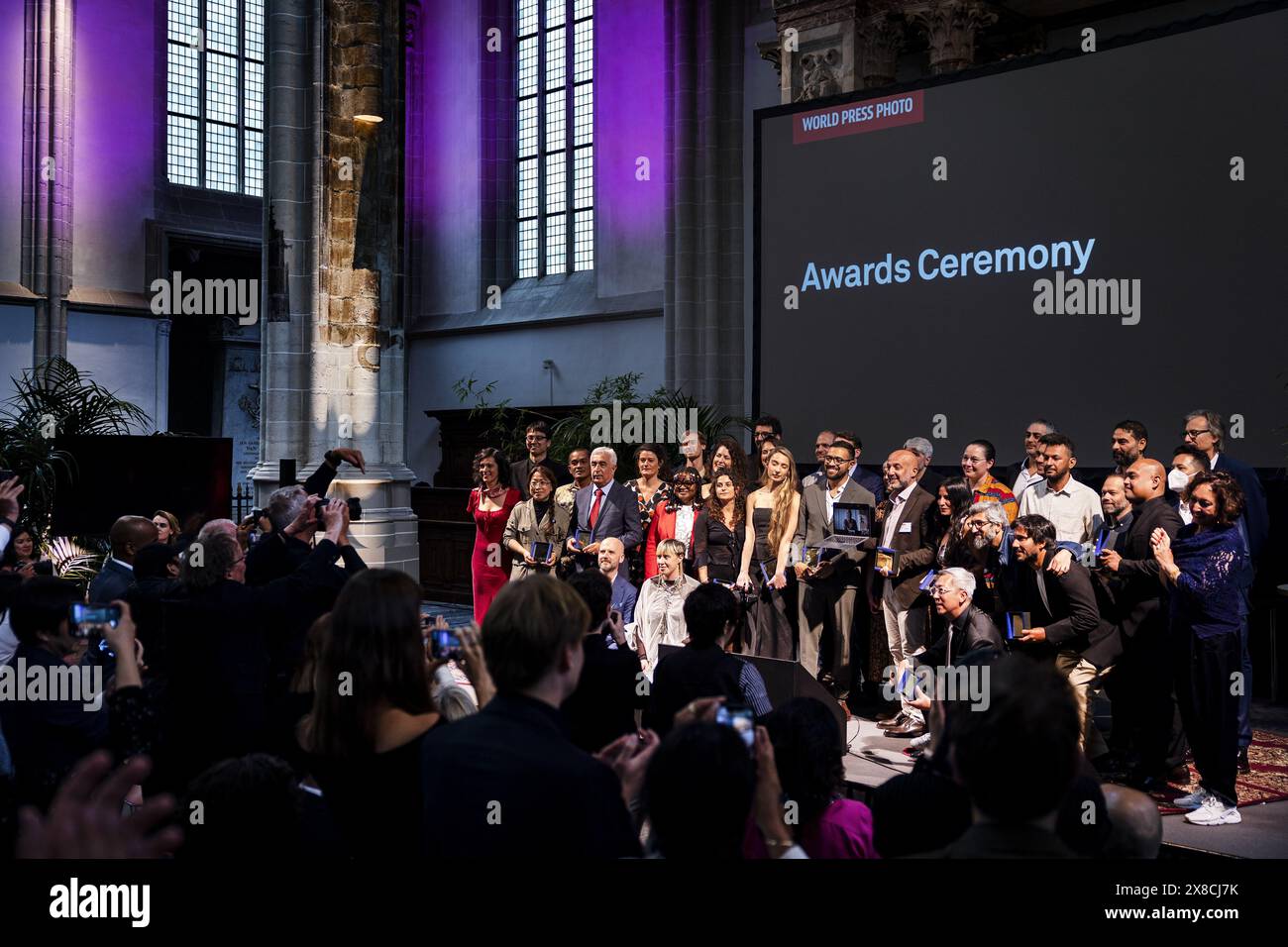 AMSTERDAM - tous les gagnants lors de la remise des prix World Press photo. C'est l'un des prix les plus prestigieux décernés aux photojournalistes. ANP RAMON VAN FLYMEN pays-bas OUT - belgique OUT Banque D'Images