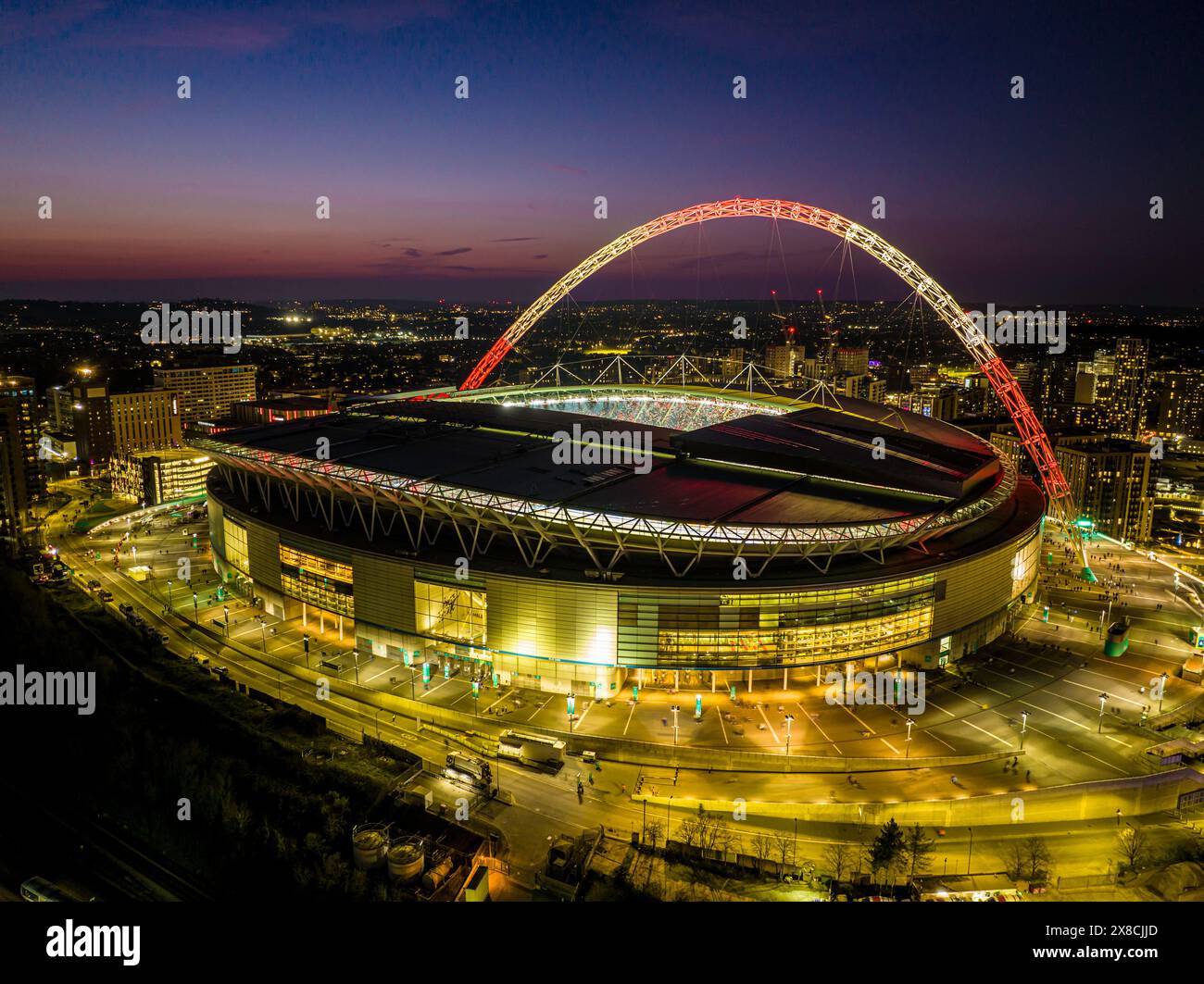 Stade de Wembley avec arche illuminée en rouge et blanc pour soutenir l'équipe de football d'Angleterre Banque D'Images