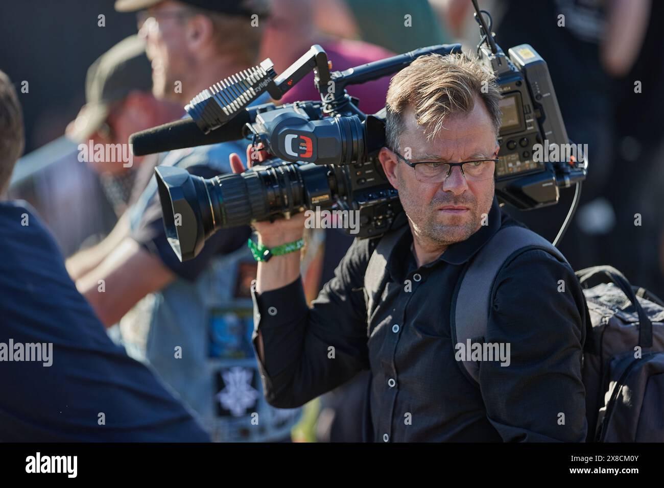 Journaliste télévisé utilisant la caméra au festival brutal Assault Banque D'Images