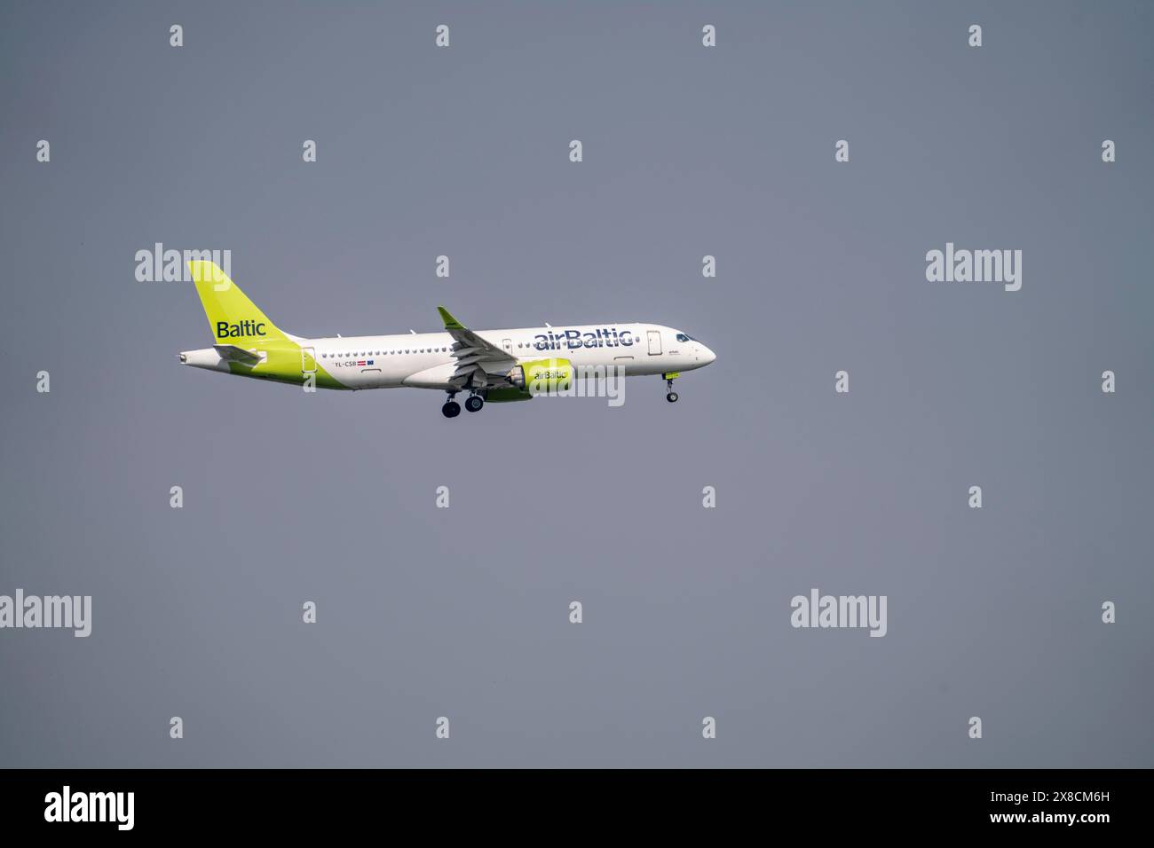Air Baltic Airbus A220-300 à l'approche de l'aéroport de Düsseldorf, NRW, Allemagne Banque D'Images