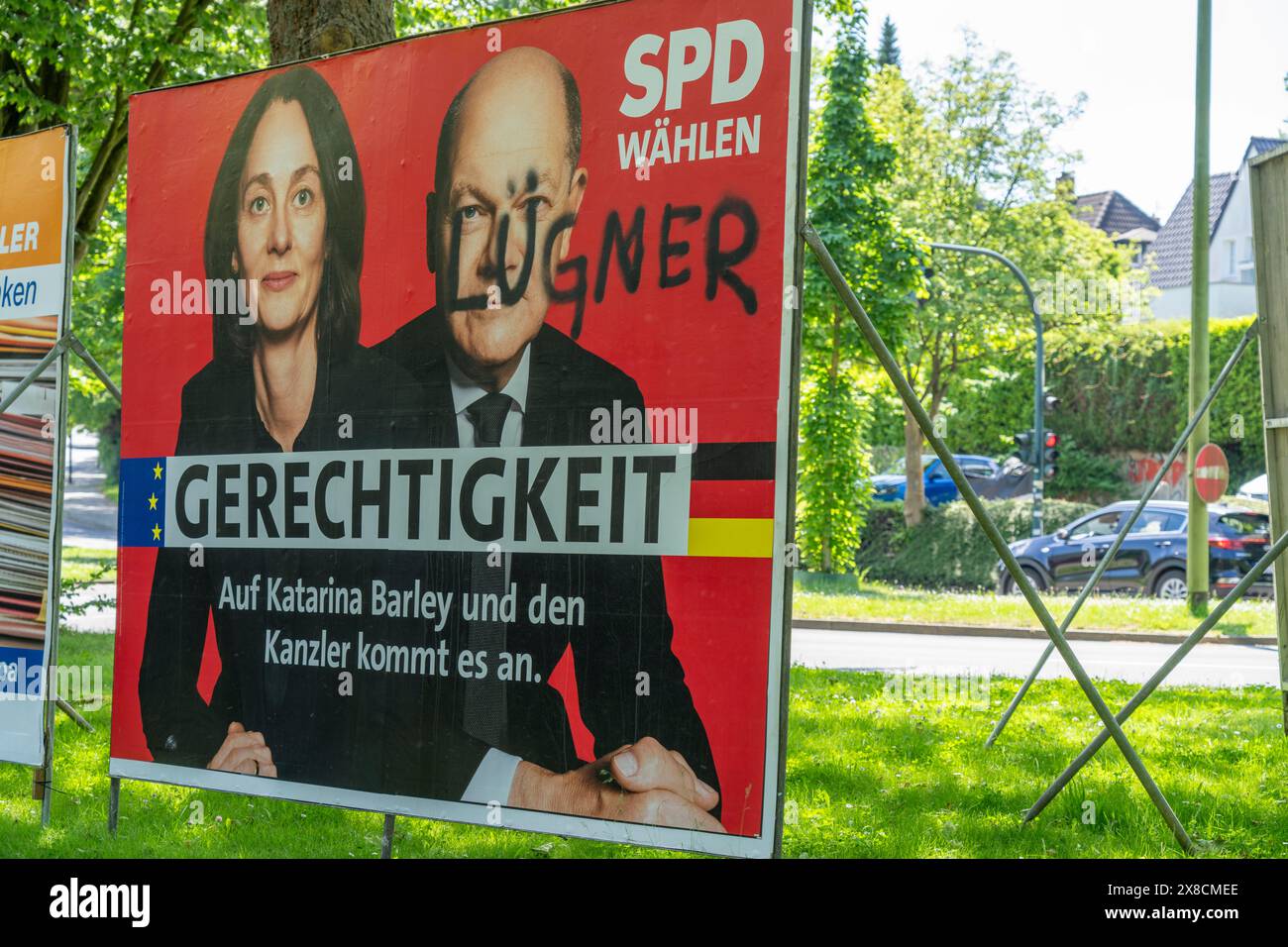 Affiche électorale graffinée du SPD pour les élections européennes de 2024, à Essen-Rüttenscheid, Wittekindstraße, NRW, Allemagne, Banque D'Images Affiche électorale graffinée du SPD pour les élections européennes de 2024, à Essen-Rüttenscheid, Wittekindstraße, NRW, Allemagne, Banque D'Images