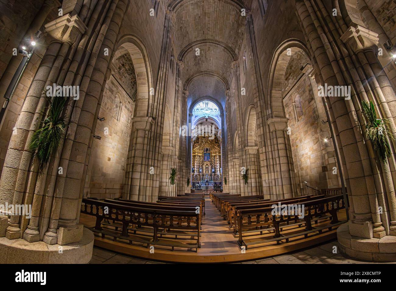 PORTO, PORTUGAL - 12 AVRIL 2024 : intérieur de la cathédrale de Porto (Sé do Porto). Début de construction au XIIe siècle (cathédrale), vie siècle (cloître) Banque D'Images