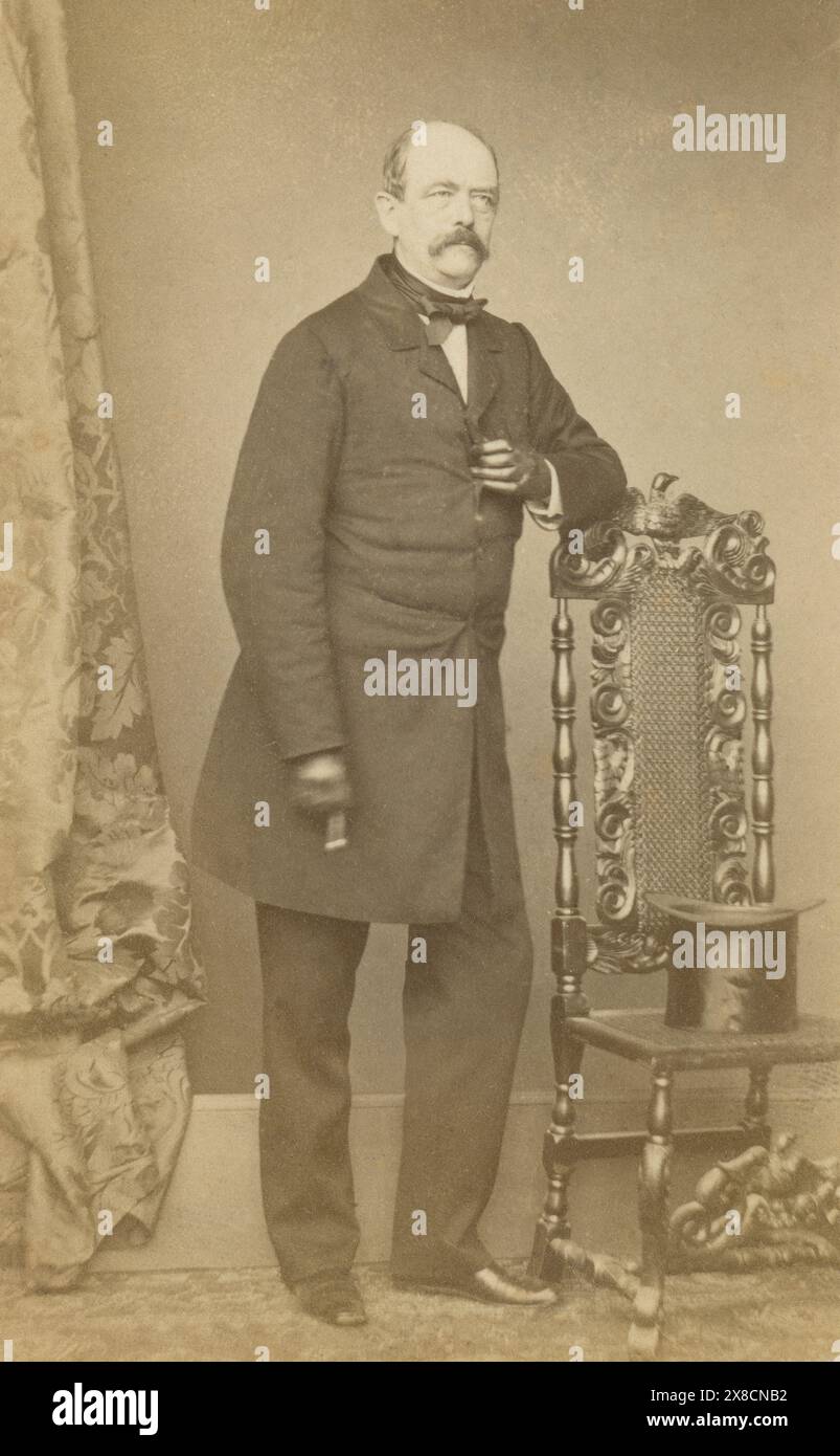 Antique juin 1867 carte de visite photographie, Otto von Bismarck (1815-1898). Otto, Prince de Bismarck, Comte de Bismarck-Schönhausen, Duc de Lauenburg était un homme d'État et diplomate prussien et plus tard allemand. SOURCE : CDV ORIGINAL Banque D'Images