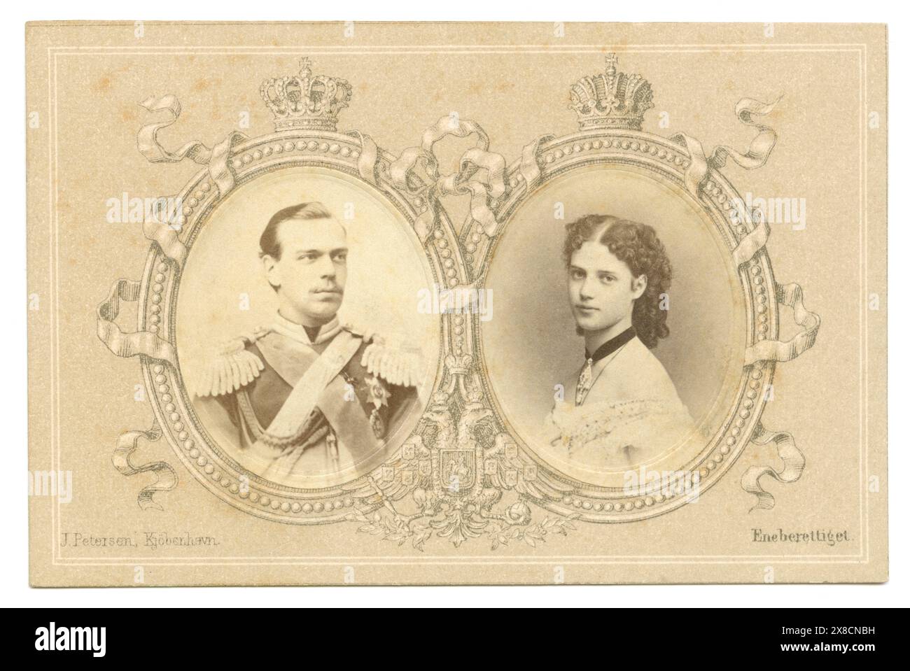 Antique juin 1867 carte de visite photographie, jeunes mariés 'Czarovitch et princesse Dagmar.' Maria Feodorovna (1847-1928), connue avant son mariage comme princesse Dagmar de Danemark, fut impératrice de Russie de 1881 à 1894 en tant qu'épouse de l'empereur Alexandre III (1845-1894). Il fut empereur de Russie, roi du Congrès de Pologne et grand-duc de Finlande de 1881 jusqu'à sa mort en 1894. SOURCE : CDV ORIGINAL Banque D'Images