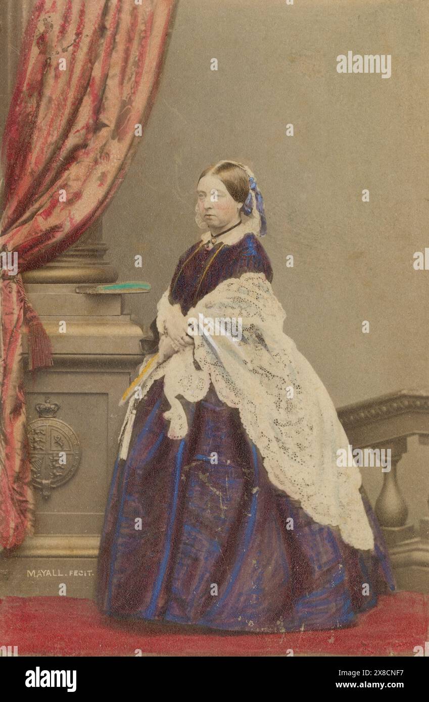 Antique c1861 carte de visite teintée à la main photographie, Reine Victoria (1819-1901). Elle est reine du Royaume-Uni de Grande-Bretagne et d'Irlande de 1837 jusqu'à sa mort en 1901. SOURCE : CDV ORIGINAL Banque D'Images