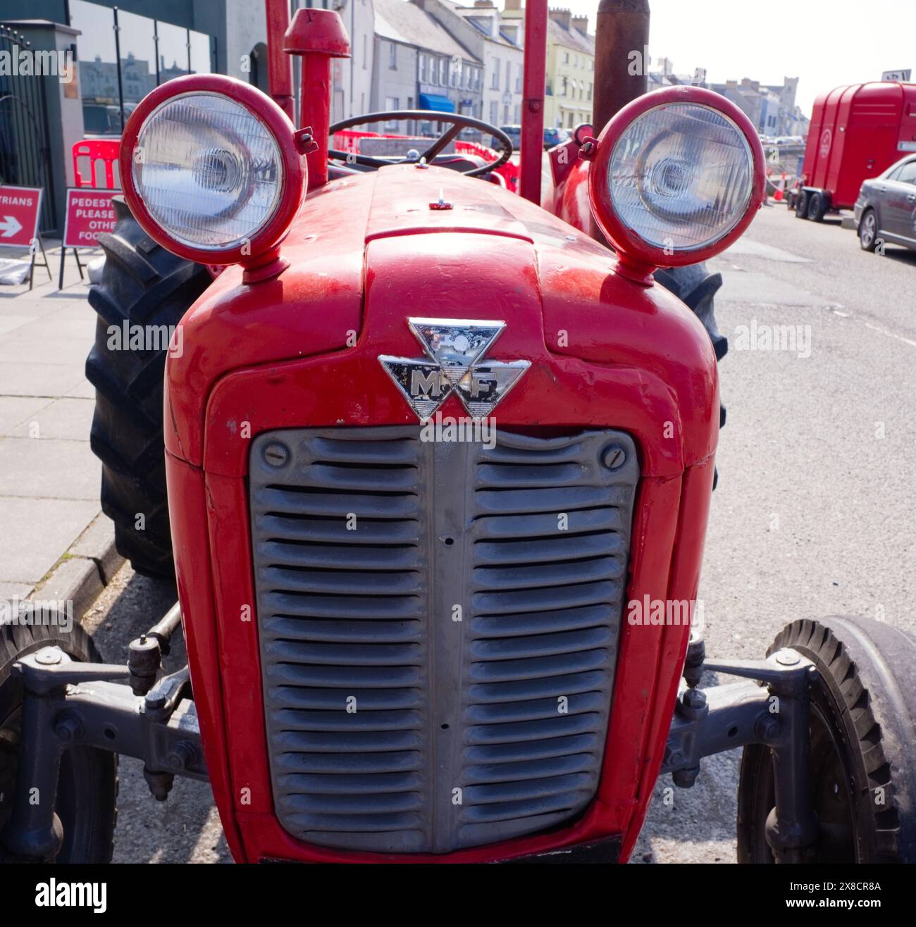 Tracteur rouge aux yeux de grenouille à Portaferry en Irlande du Nord Banque D'Images