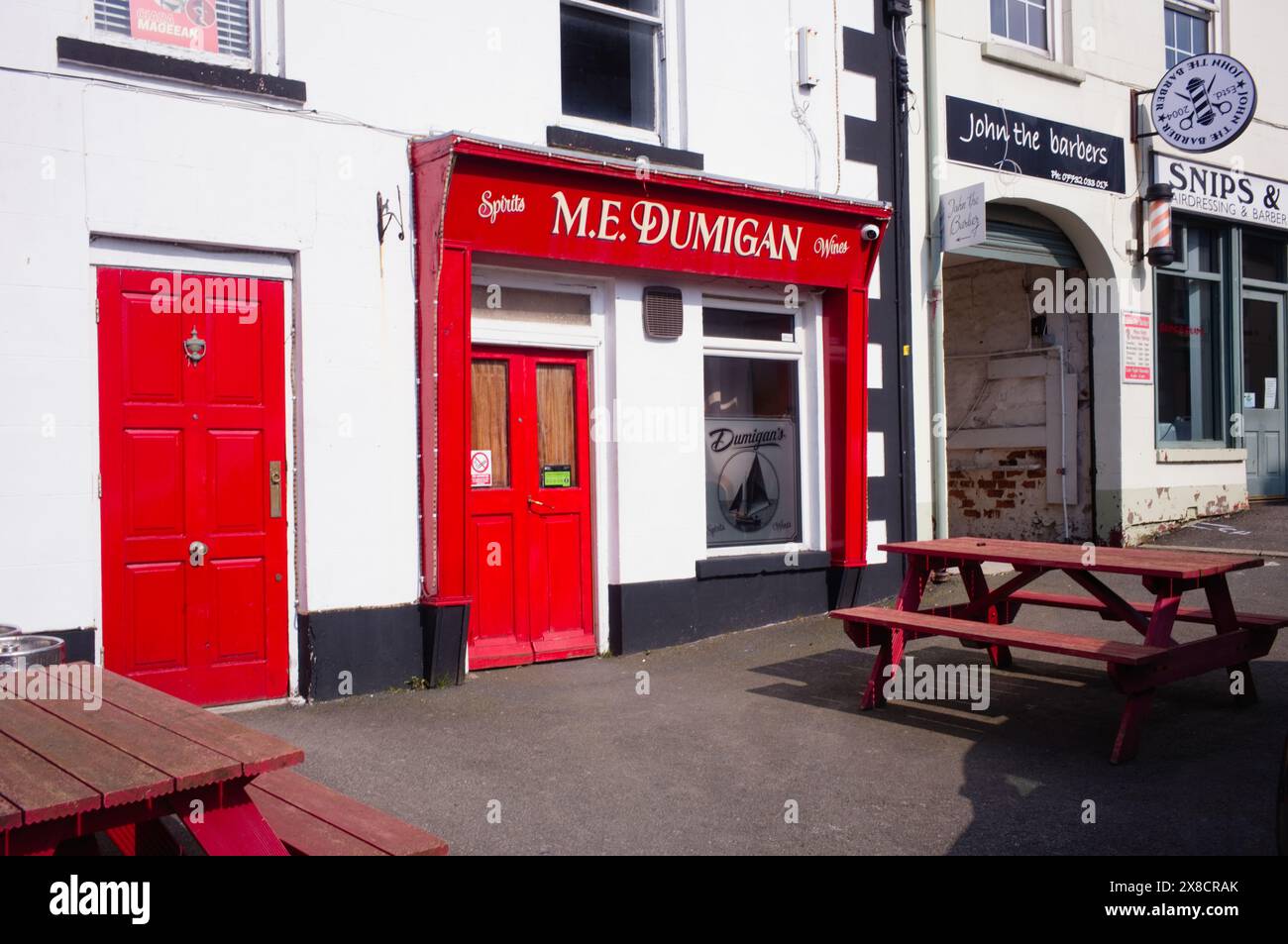 Le bar de M E Dumigan à Ferry Street, Portaferry est considéré comme l'un des plus petits bars d'Irlande Banque D'Images