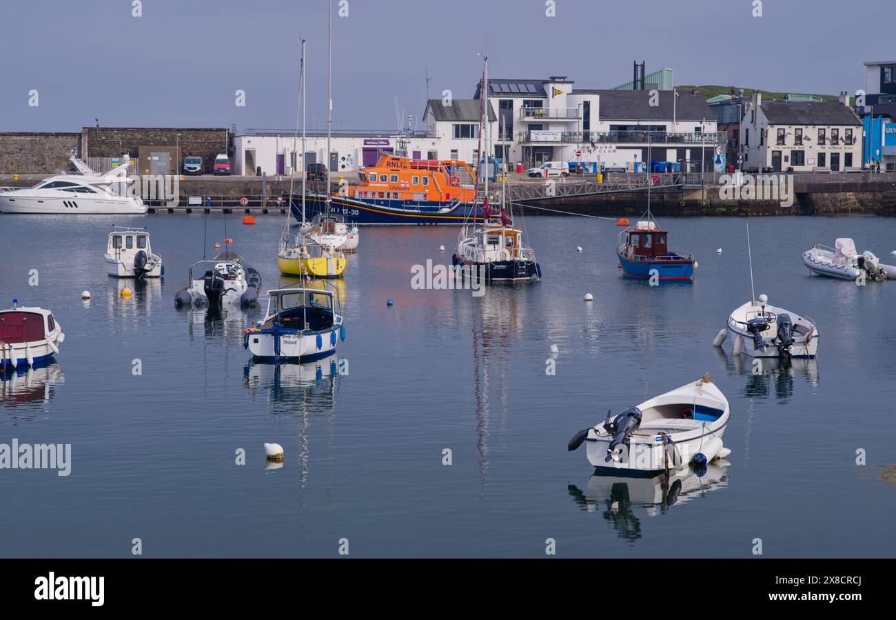 Port de Portrush avec canot de sauvetage amarré Banque D'Images