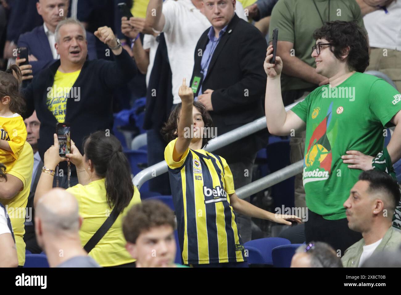 Berlin, Allemagne, 24 mai 2024. Fenerbahce SK Beko fans lors du match entre Panathinaikos vs Fenerbahce. Turkish Airlines Euroliga final four Berlin 2024. Crédit : Fabideciria/Alamy Live News Banque D'Images