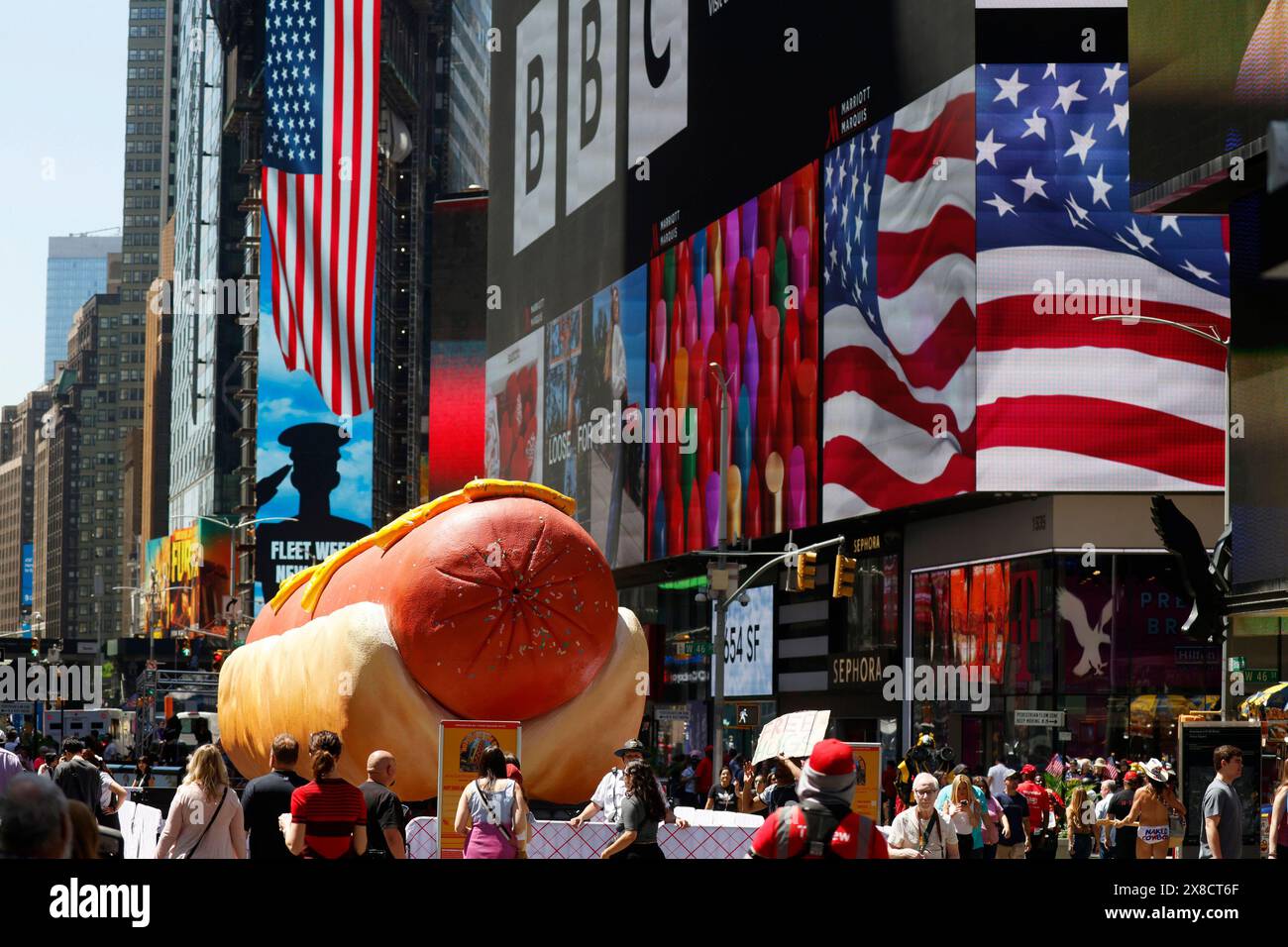 New York, États-Unis. 24 mai 2024. Les drapeaux américains sont affichés à Times Square le vendredi du week-end du Memorial Day à New York le vendredi 24 mai 2024. La 36e célébration annuelle dans la ville célèbre ceux qui servent et offre une chance pour les gens de rencontrer des marins, des Marines et des gardes-côtes américains. Photo de John Angelillo/UPI crédit : UPI/Alamy Live News Banque D'Images