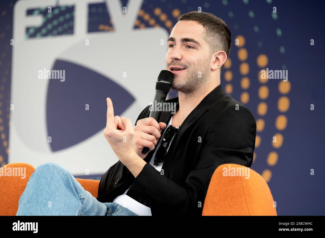 Dogliani, Italie, 24 mai 2024. L'acteur italien, présentateur de télévision, écrivain et commentateur Tommaso Zorzi sur scène lors de la treizième édition du Dogliani Festival della TV. Crédit : Luca Prestia / Alamy Live News Banque D'Images