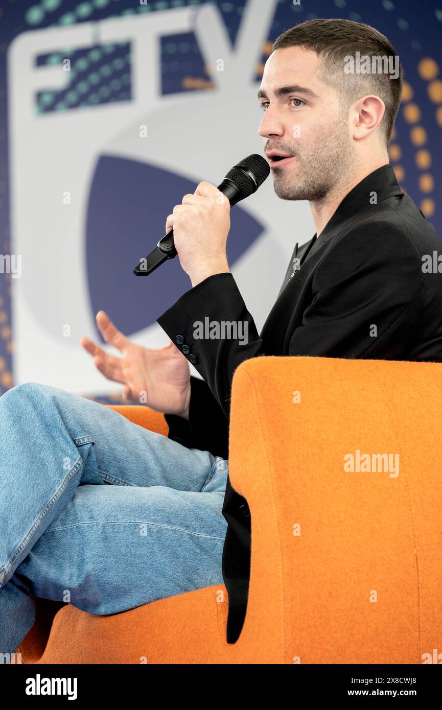 Dogliani, Italie, 24 mai 2024. L'acteur italien, présentateur de télévision, écrivain et commentateur Tommaso Zorzi sur scène lors de la treizième édition du Dogliani Festival della TV. Crédit : Luca Prestia / Alamy Live News Banque D'Images