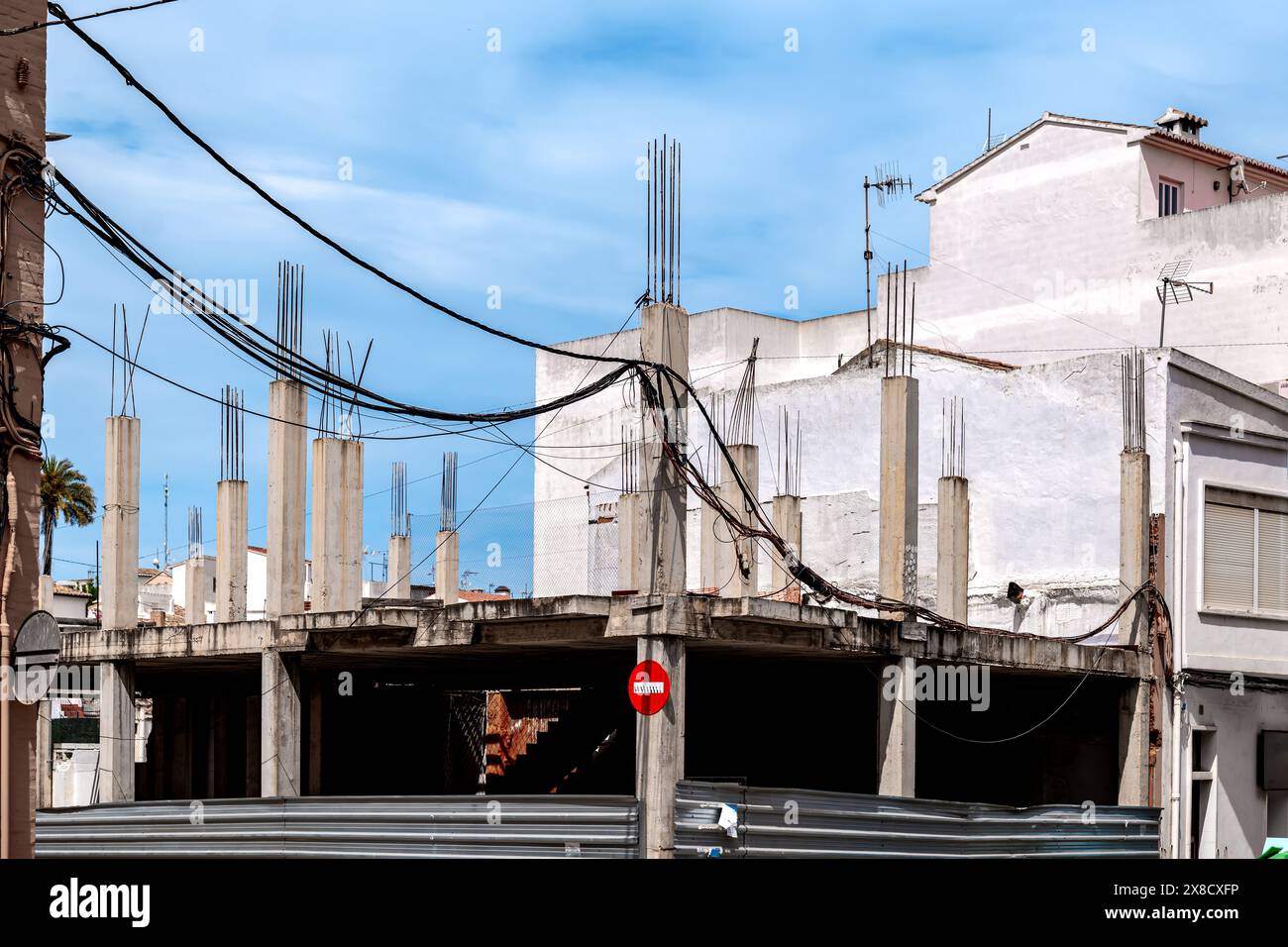 Chantier de construction en Espagne, piliers avec barres de fer visibles Banque D'Images