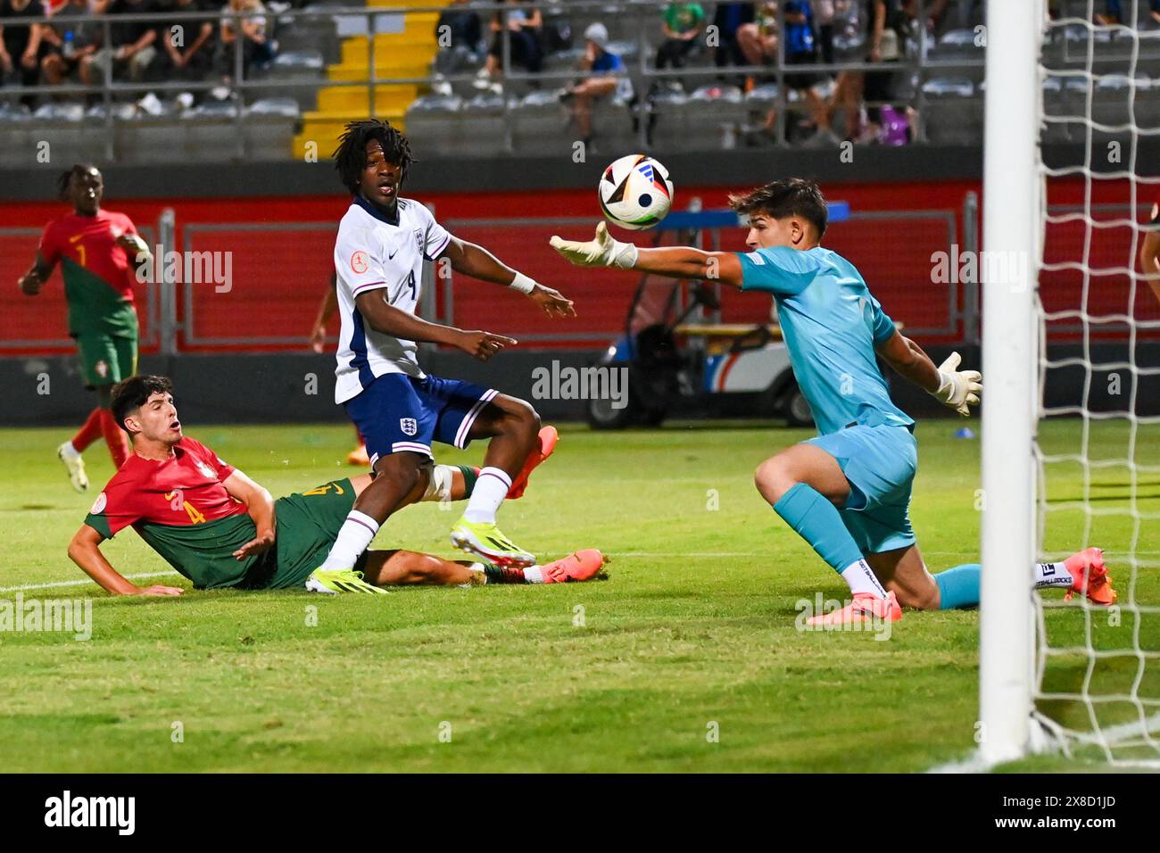 Larnaca, Chypre, 24 mai 2024. Angleterre U17 en action lors de l'égalité du Groupe d contre le Portugal aux Championnats d'Europe à Chypre. Crédit : TeeGeePix/Alamy Live News Banque D'Images