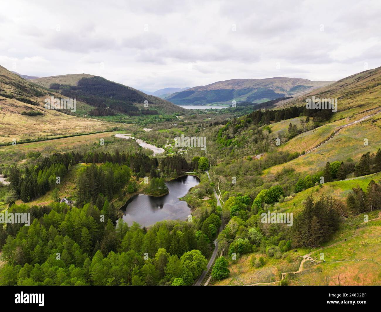 Vue aérienne du drone depuis Clachaig en direction du village de Glencoe Banque D'Images