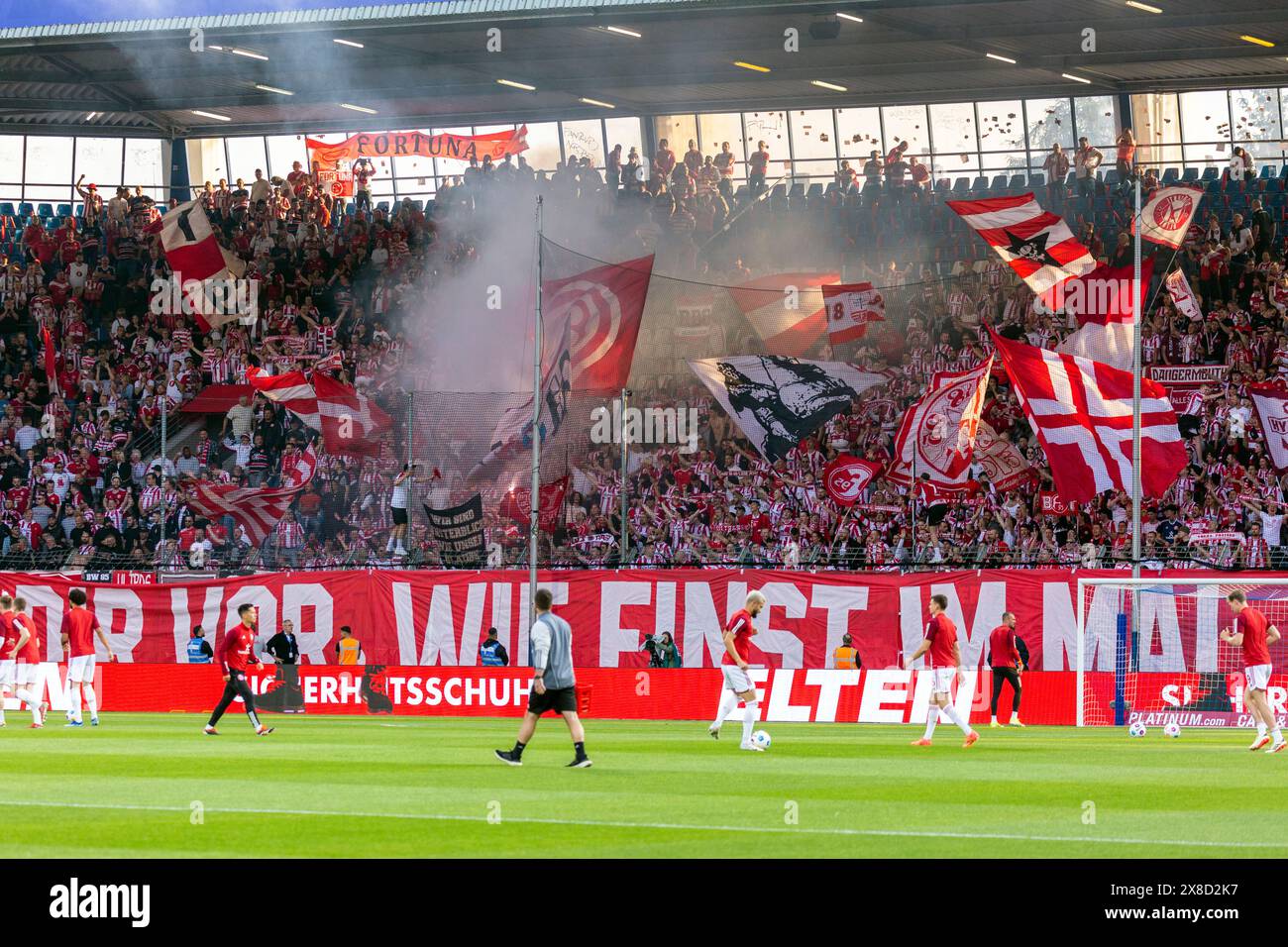 Sport, football, première ligue allemande, deuxième ligue allemande, 2023/2024, match de relégation à la saison de match 2024/2025, première manche, Vonovia Ruhr Stadium Bochum, VfL Bochum v. Fortuna Duesseldorf 0-3, visiteurs, fans de football de Duesseldorf Fire pyrotechniics, LA RÉGLEMENTATION DFL INTERDIT TOUTE UTILISATION DE PHOTOGRAPHIES COMME SÉQUENCES D'IMAGES ET/OU QUASI-VIDÉO Banque D'Images